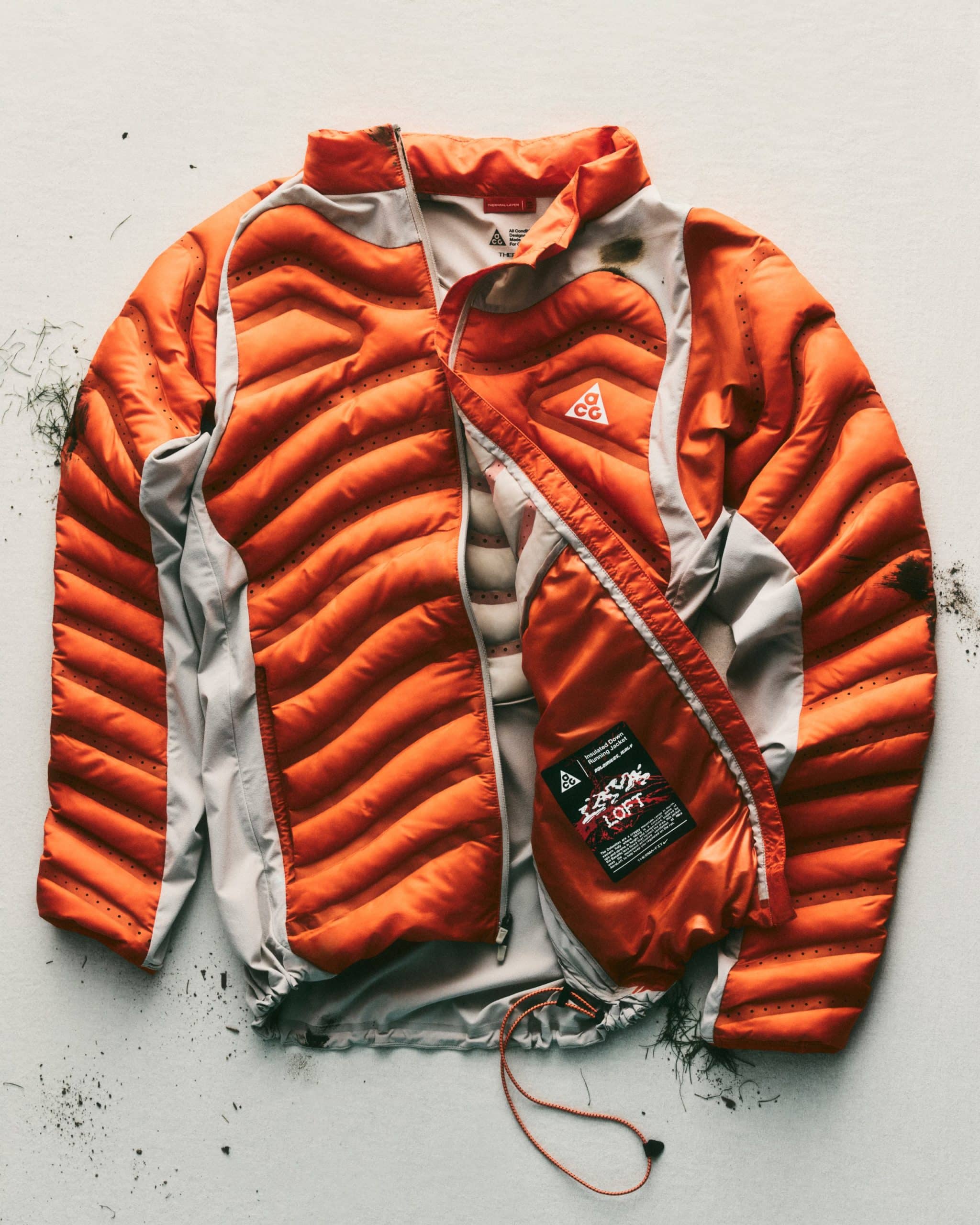 Nike relance ACG dans le trail avec la veste Lava Loft : une doudoune technique, légère et respirante pensée pour affronter toutes les conditions.