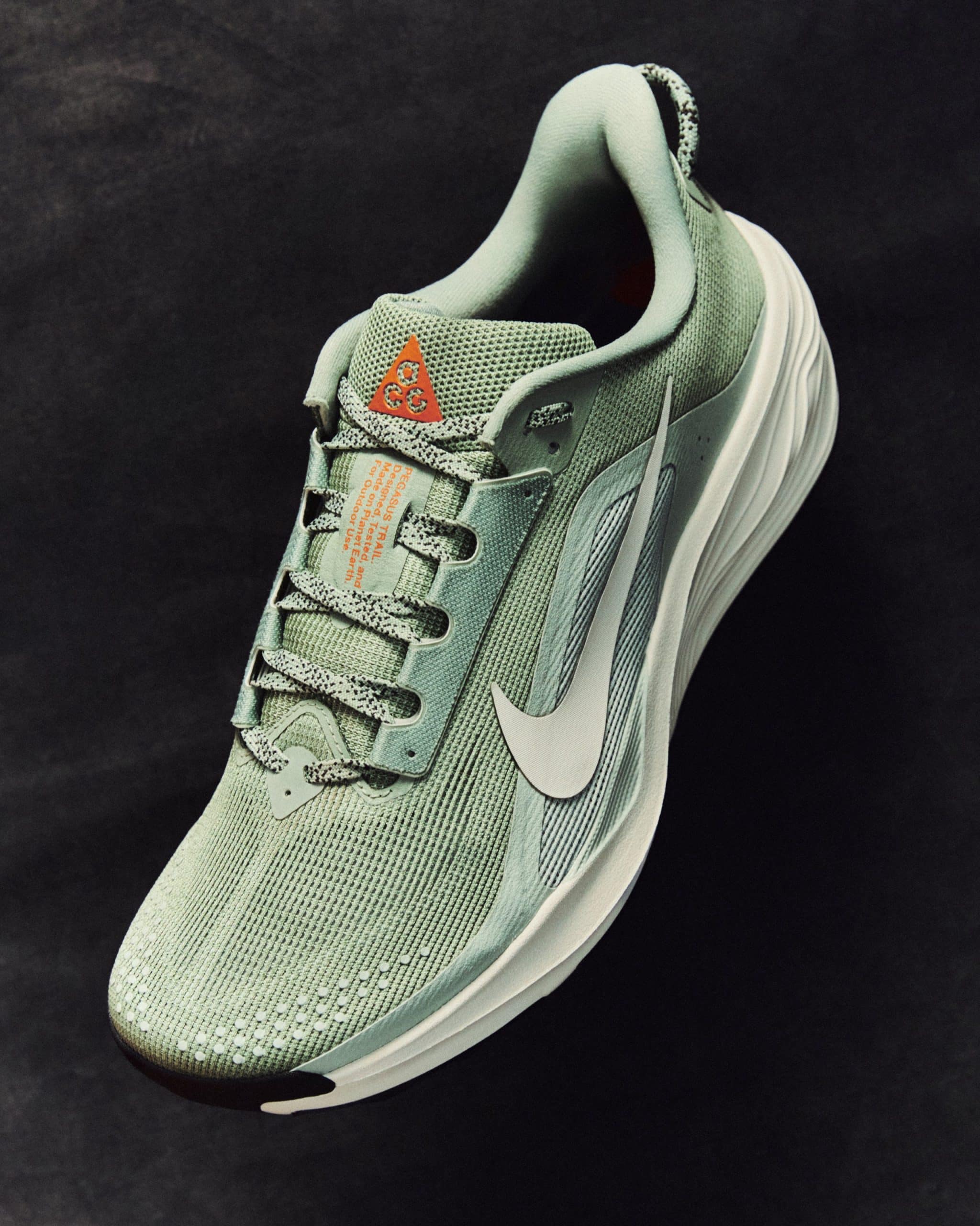 Nike dévoile la Pegasus 42 et la Pegasus ACG Trail. Nouvelle unité Air Zoom, mousse ReactX améliorée et version trail équipée de la semelle ATC 2.0 : l’icône du running revient plus dynamique sur route et prête à explorer le gravel et les sentiers.