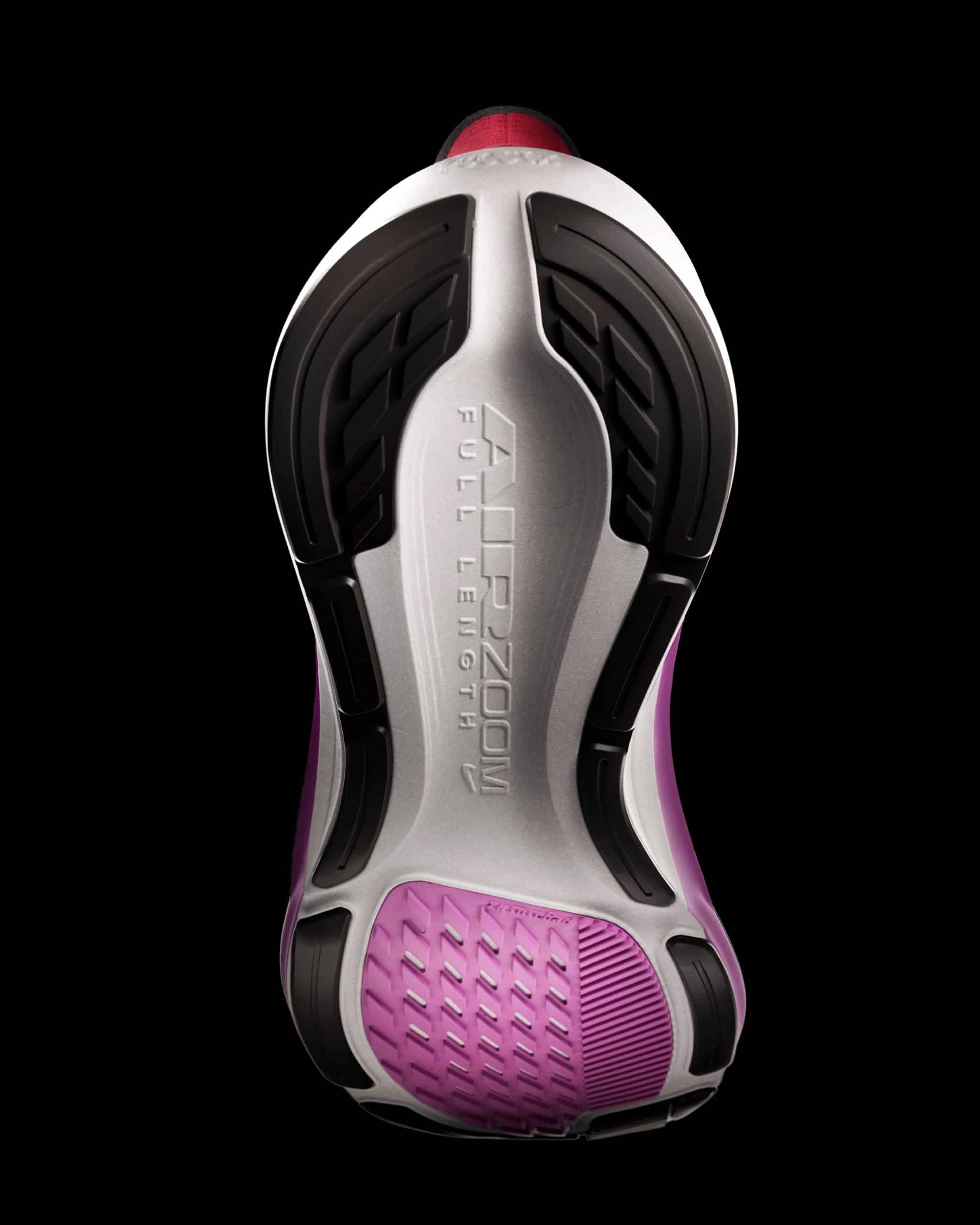 Nike dévoile la Pegasus 42 et la Pegasus ACG Trail. Nouvelle unité Air Zoom, mousse ReactX améliorée et version trail équipée de la semelle ATC 2.0 : l’icône du running revient plus dynamique sur route et prête à explorer le gravel et les sentiers.
