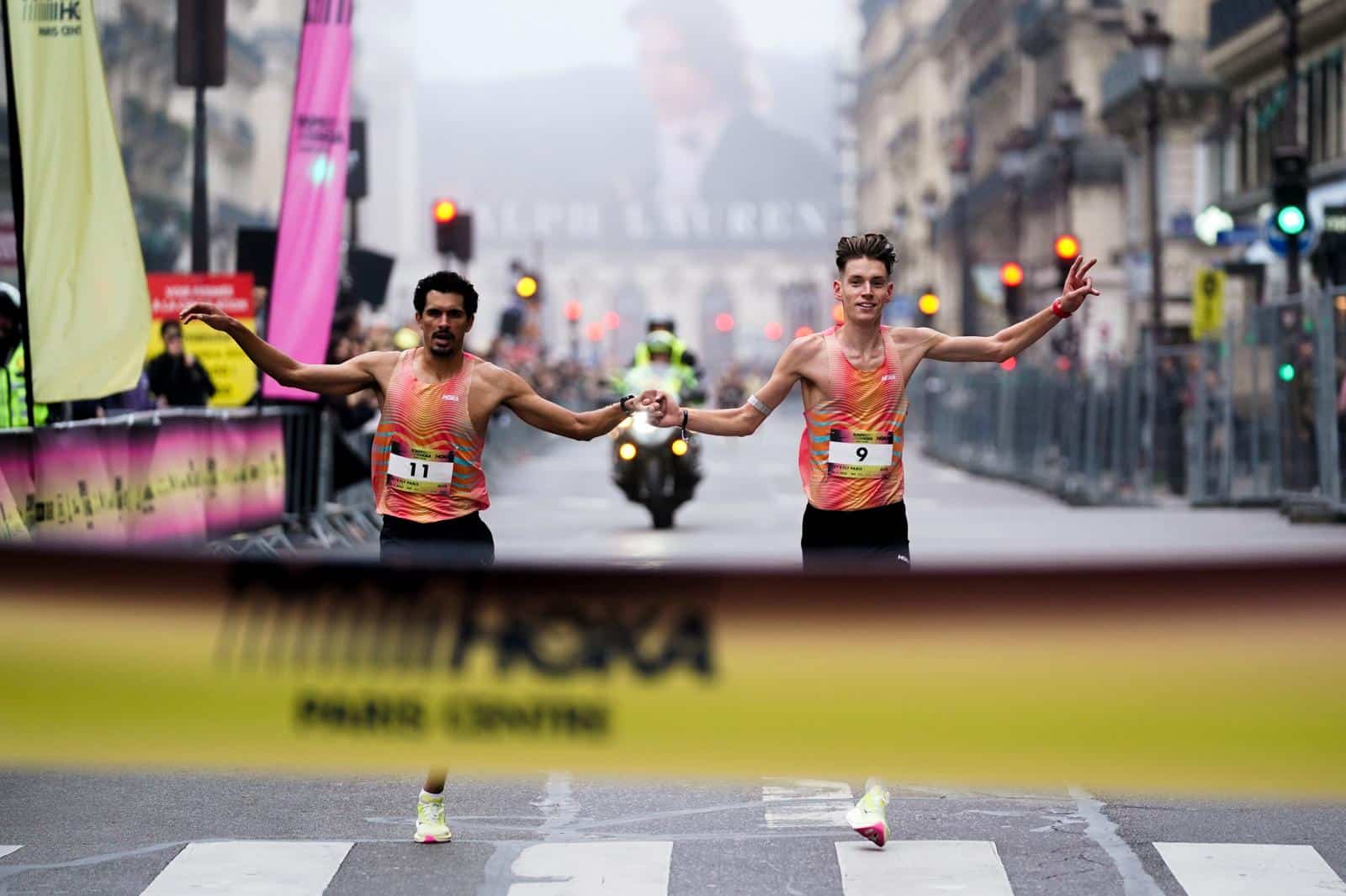 Le Français Florian Le Pallec et le Néerlandais Noah Schutte ont passé la ligne d'arrivée main dans la main au 10 km HOKA Paris Centre.