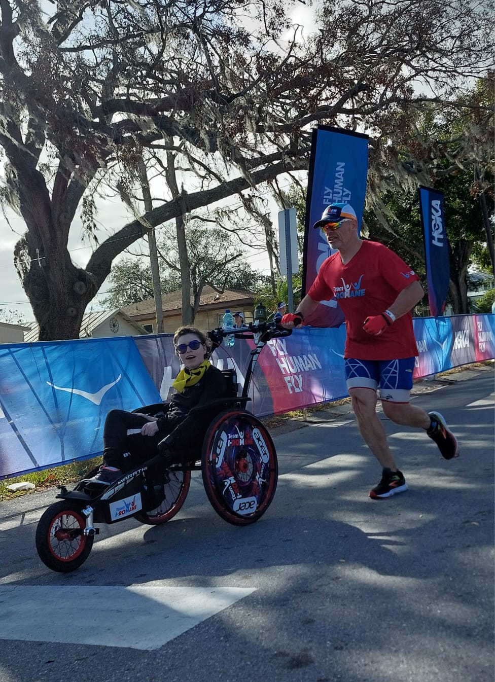 Avec sa fille Romane, atteinte d'une malformation cérébrale, Pascal participera aux Championnats du monde du half Ironman début novembre.