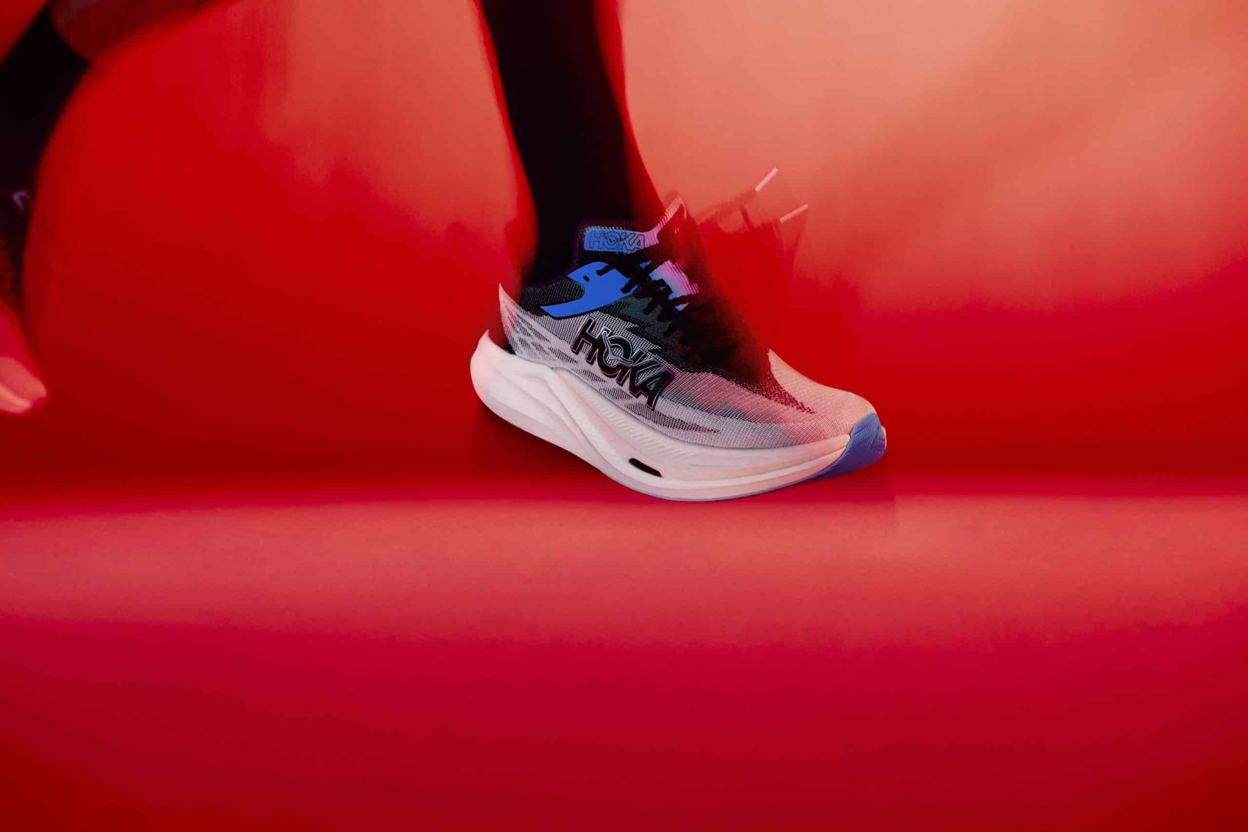 Hoka présente la Rocket X 3, troisième génération de sa gamme de chaussures dédiée à la performance sur route. Digne héritière de la Rocket X 2 qui avait fait l’unanimité chez les coureurs, cette nouvelle version affine encore plus la recette : plus légère, plus réactive et toujours taillée pour la vitesse. Conçue pour les coureurs exigeants en quête de RP, la Rocket X 3 s’annonce comme une alliée de choix pour affoler les chronos le Jour J.