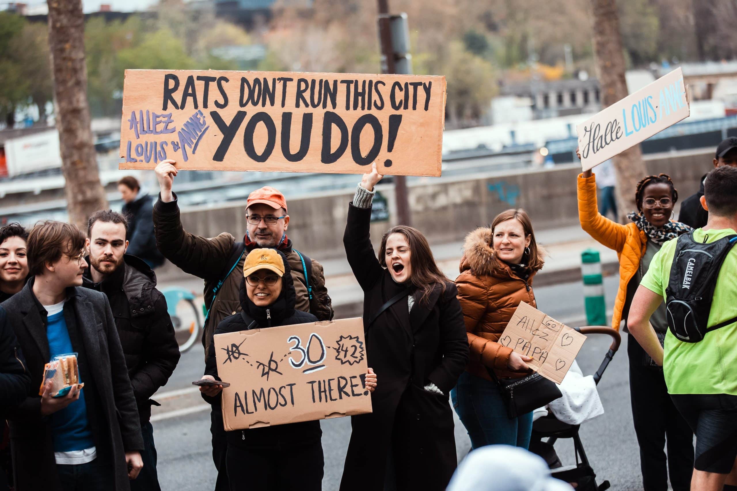 Les supporters de marathon : pancartes absurdes, humour et tendresse au bord de la route pour faire oublier la douleur.