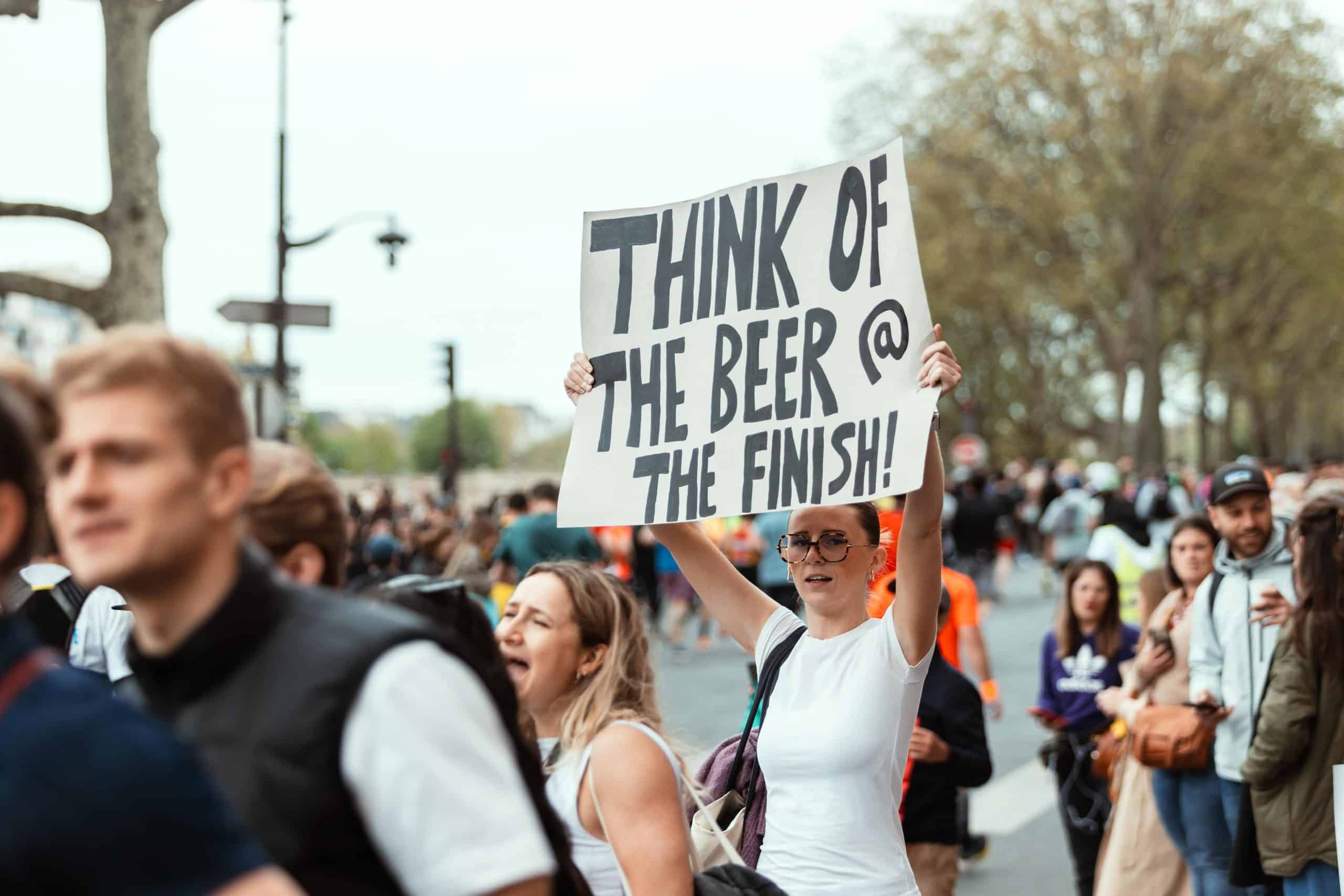 Les supporters de marathon : pancartes absurdes, humour et tendresse au bord de la route pour faire oublier la douleur.