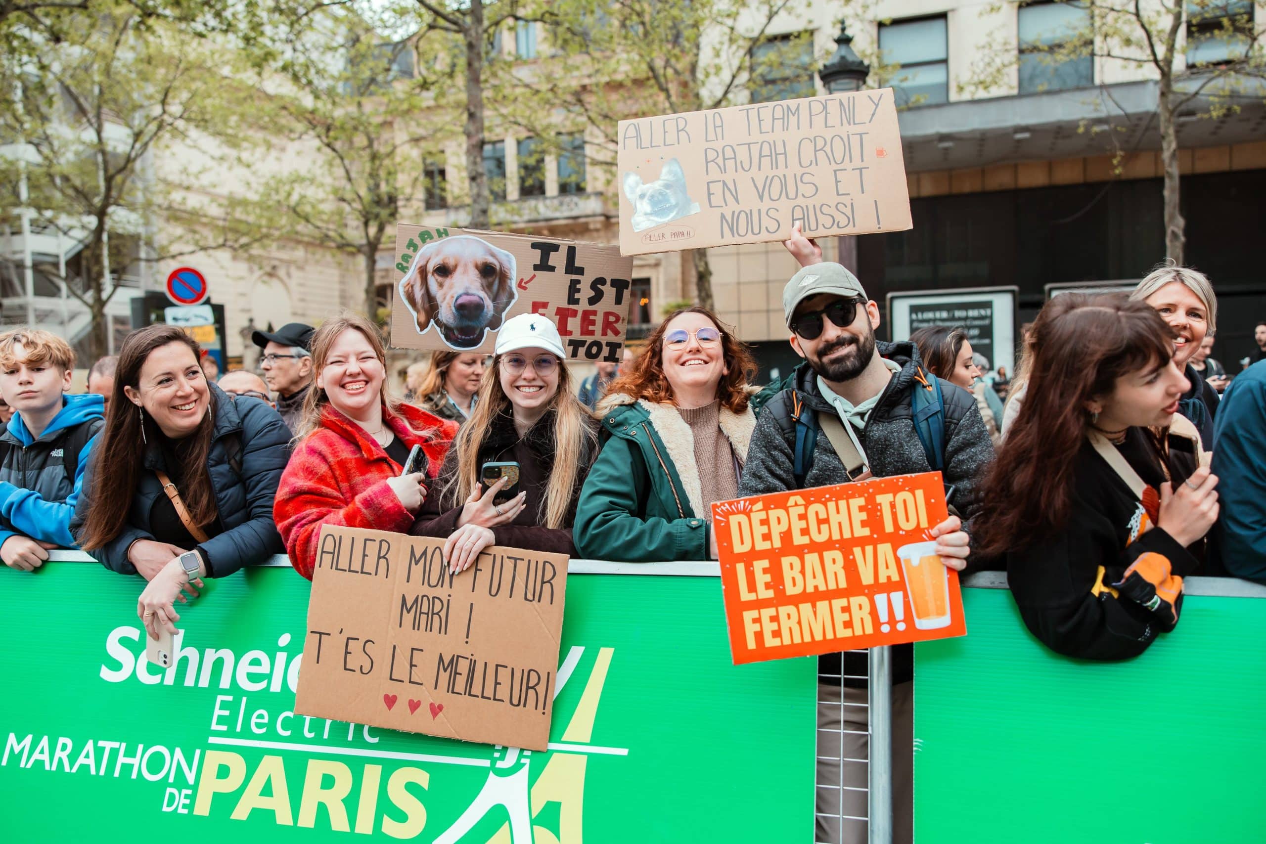 Les supporters de marathon : pancartes absurdes, humour et tendresse au bord de la route pour faire oublier la douleur.