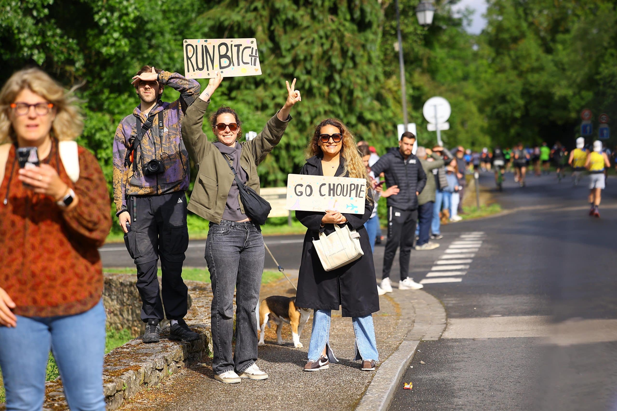 Les supporters de marathon : pancartes absurdes, humour et tendresse au bord de la route pour faire oublier la douleur.