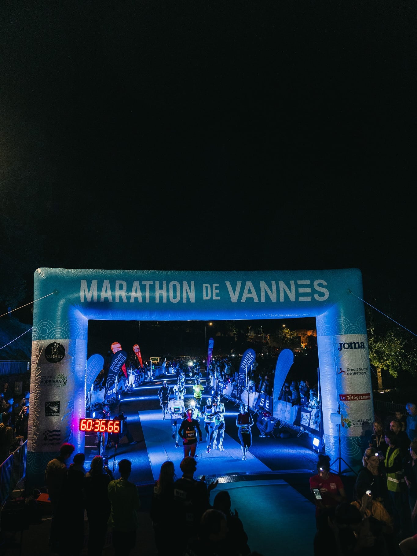 Il y a des marathons qui ne sont pas juste des courses, mais de véritables expériences collectives. Ce week-end, la 25e édition du Marathon de Vannes a rassemblé passionnés, novices, relayeurs, familles et curieux sur les routes du Morbihan. Ambiance populaire, paysages de carte postale et performances solides. L’épreuve a encore confirmé pourquoi elle est devenue un incontournable de l’automne breton.