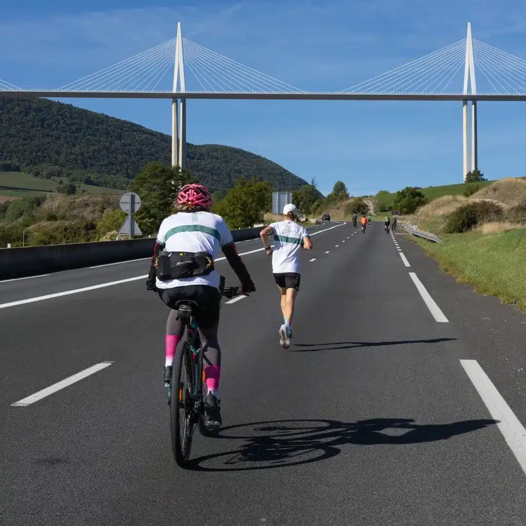 À Millau, chaque fin septembre est une promesse de démesure. Ce week-end, la doyenne des courses d’ultra en France a une nouvelle fois tenu son rang. Pour sa 53e édition, les 100 km de Millau ont offert un scénario d’exception : Stéphanie Gicquel a pulvérisé son record personnel, tandis que Benjamin Polin a fait tomber un chrono vieux de trente-cinq ans, sans oublier les résultats supersoniques des marathoniens. Entre le froid glacial du matin, les pentes cassantes du col de Tiergues et l’ambiance unique de l’Aveyron, Millau a rappelé pourquoi elle reste la Mecque du centbornard.