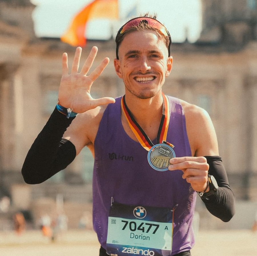 Dorian Louvet, sourire aux lèvres après avoir terminé le Marathon de Berlin, le cinquième de l'aventure.