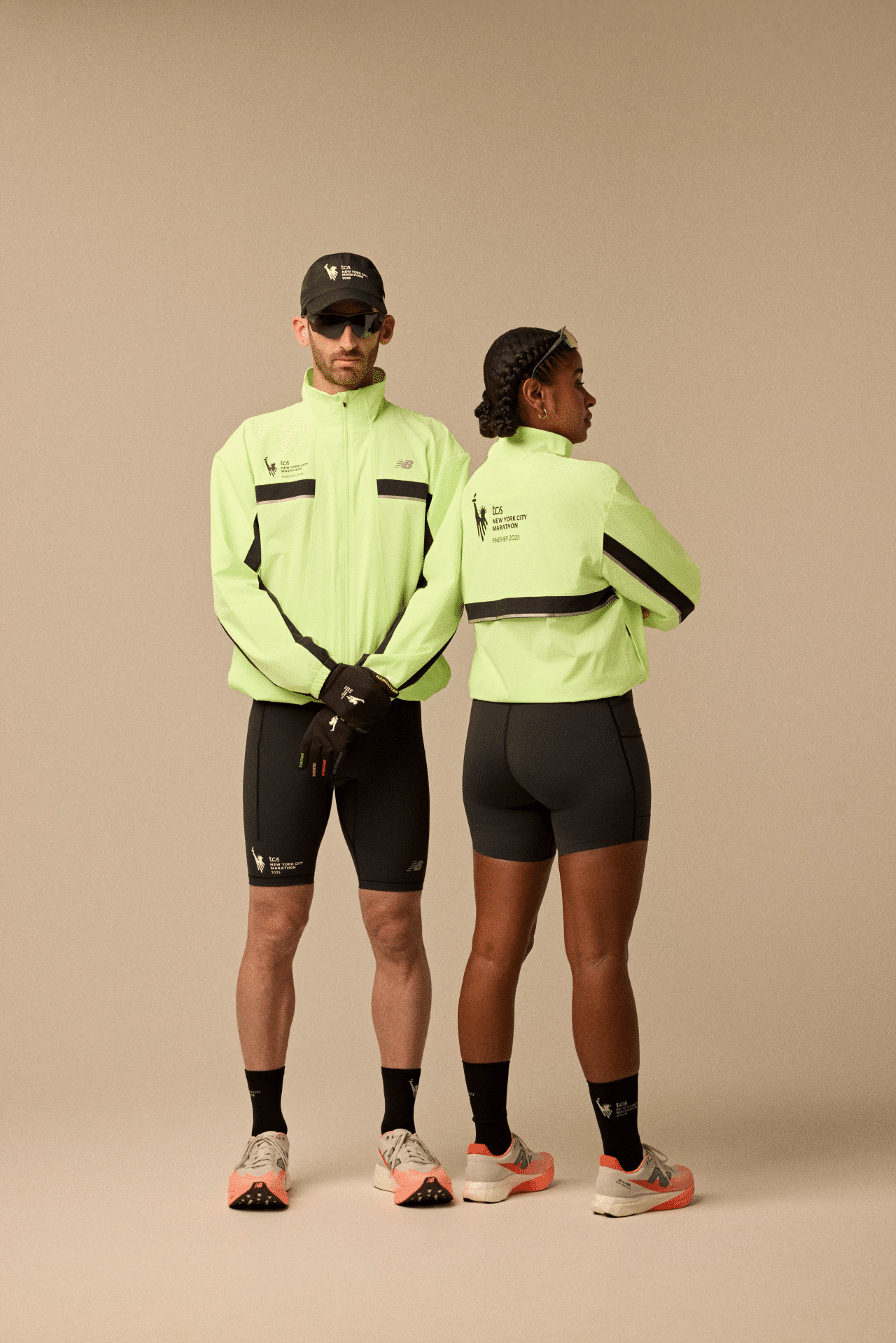 Le Marathon de New York, c’est bien plus qu’une course : c’est un rêve, une course de légende, un véritable accomplissement pour des millions de coureurs dans le monde. Et qui dit Major dit forcément collection officielle. Pour la neuvième année consécutive, New Balance est partenaire officiel du TCS New York City Marathon. Et comme chaque année, la marque américaine dévoile une collection spécialement dédiée à l’événement. Si vous faites partie des chanceux à avoir un dossard, préparez votre porte-feuille lors de votre passage à l’expo : il va être difficile de ne pas craquer pour la célèbre “TCS NYC Marathon Jacket”...
