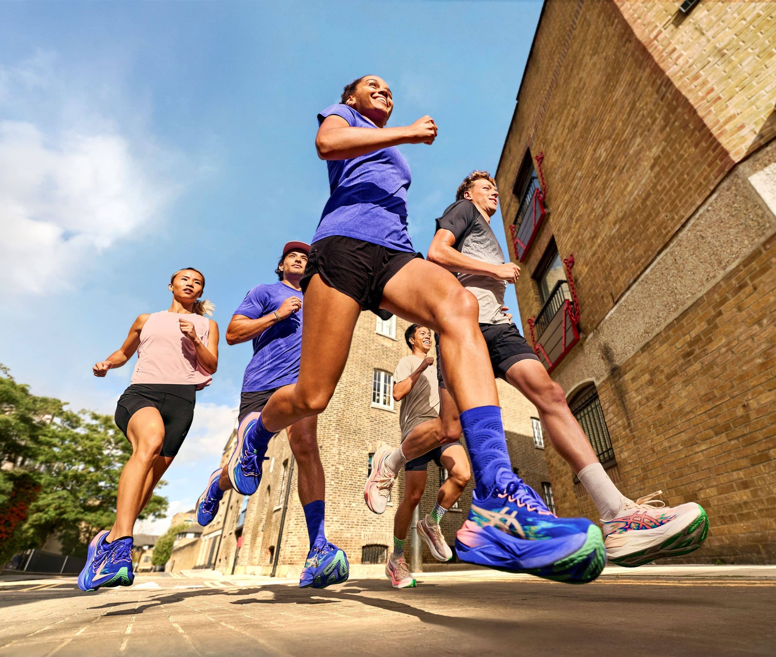 ASICS dévoile la Superblast 3, nouvelle version de son super trainer phare. Mousse FF LEAP en A-TPU, rebond amélioré et polyvalence totale : une chaussure capable d’enchaîner les footings, les longues sorties rapides et même le marathon.