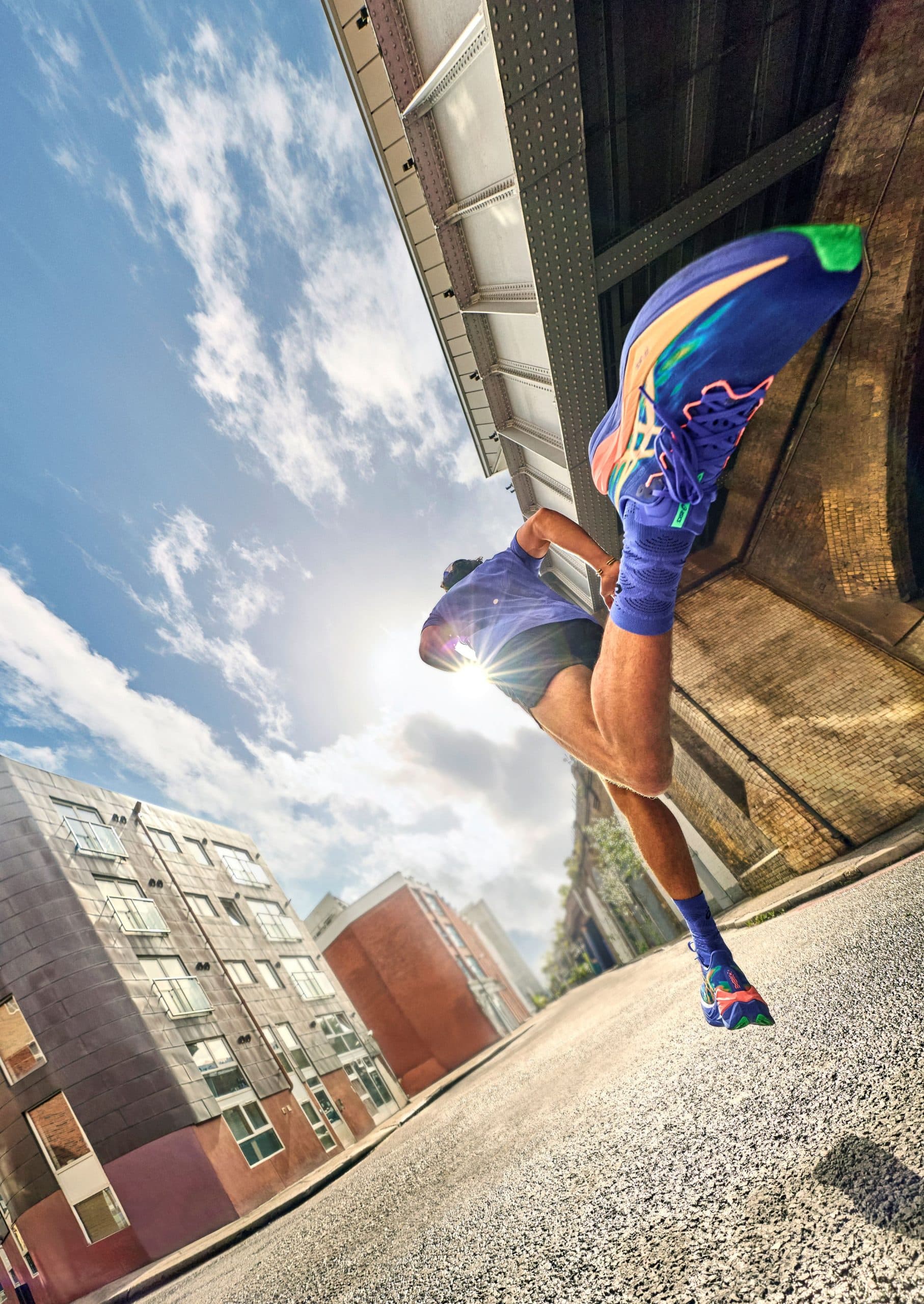 ASICS dévoile la Superblast 3, nouvelle version de son super trainer phare. Mousse FF LEAP en A-TPU, rebond amélioré et polyvalence totale : une chaussure capable d’enchaîner les footings, les longues sorties rapides et même le marathon.