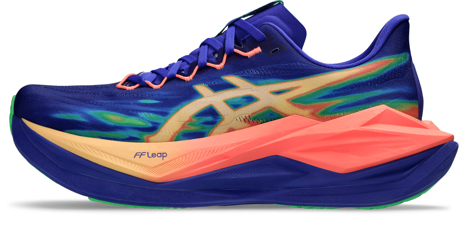ASICS dévoile la Superblast 3, nouvelle version de son super trainer phare. Mousse FF LEAP en A-TPU, rebond amélioré et polyvalence totale : une chaussure capable d’enchaîner les footings, les longues sorties rapides et même le marathon.