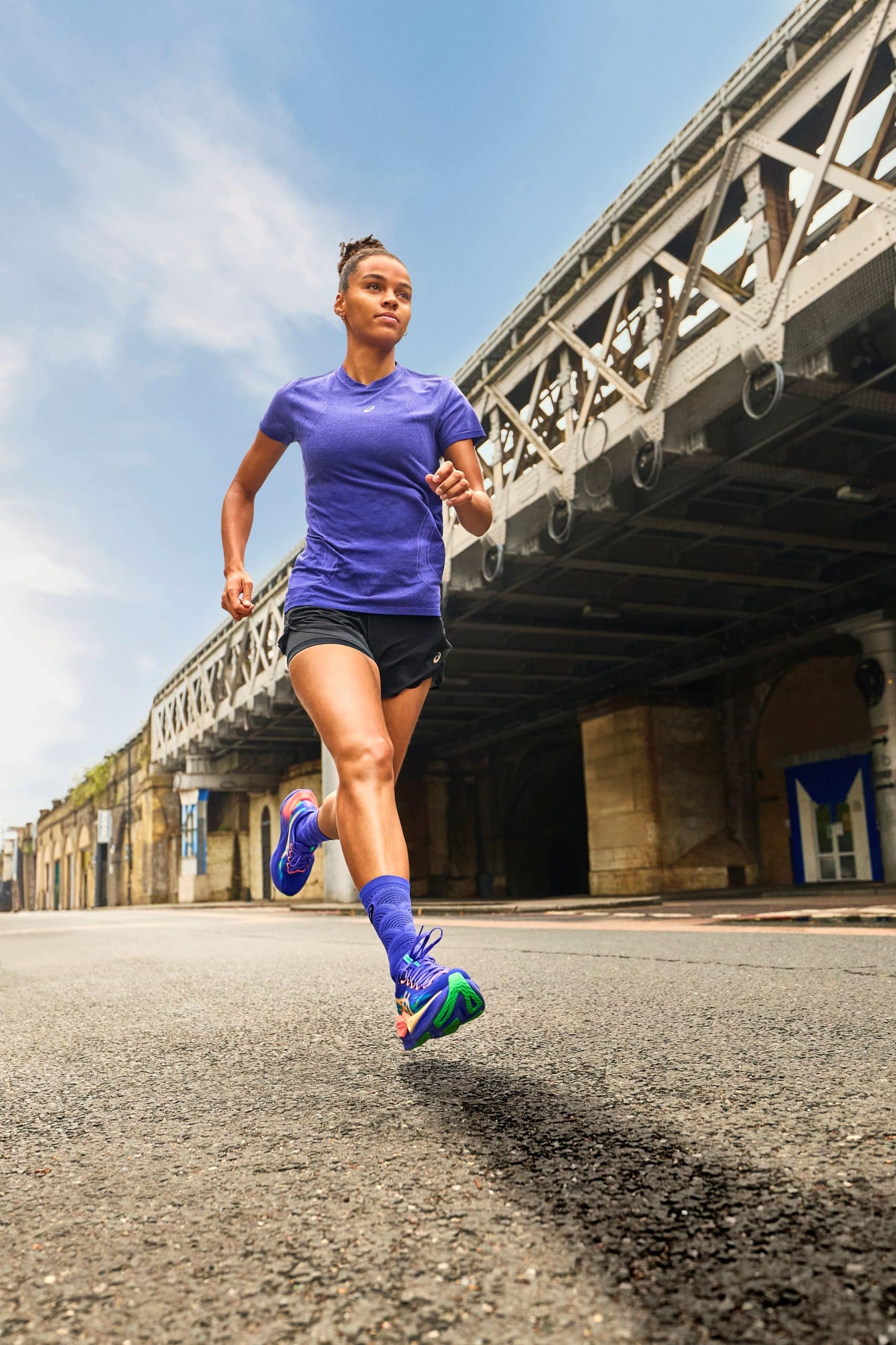 ASICS dévoile la Superblast 3, nouvelle version de son super trainer phare. Mousse FF LEAP en A-TPU, rebond amélioré et polyvalence totale : une chaussure capable d’enchaîner les footings, les longues sorties rapides et même le marathon.