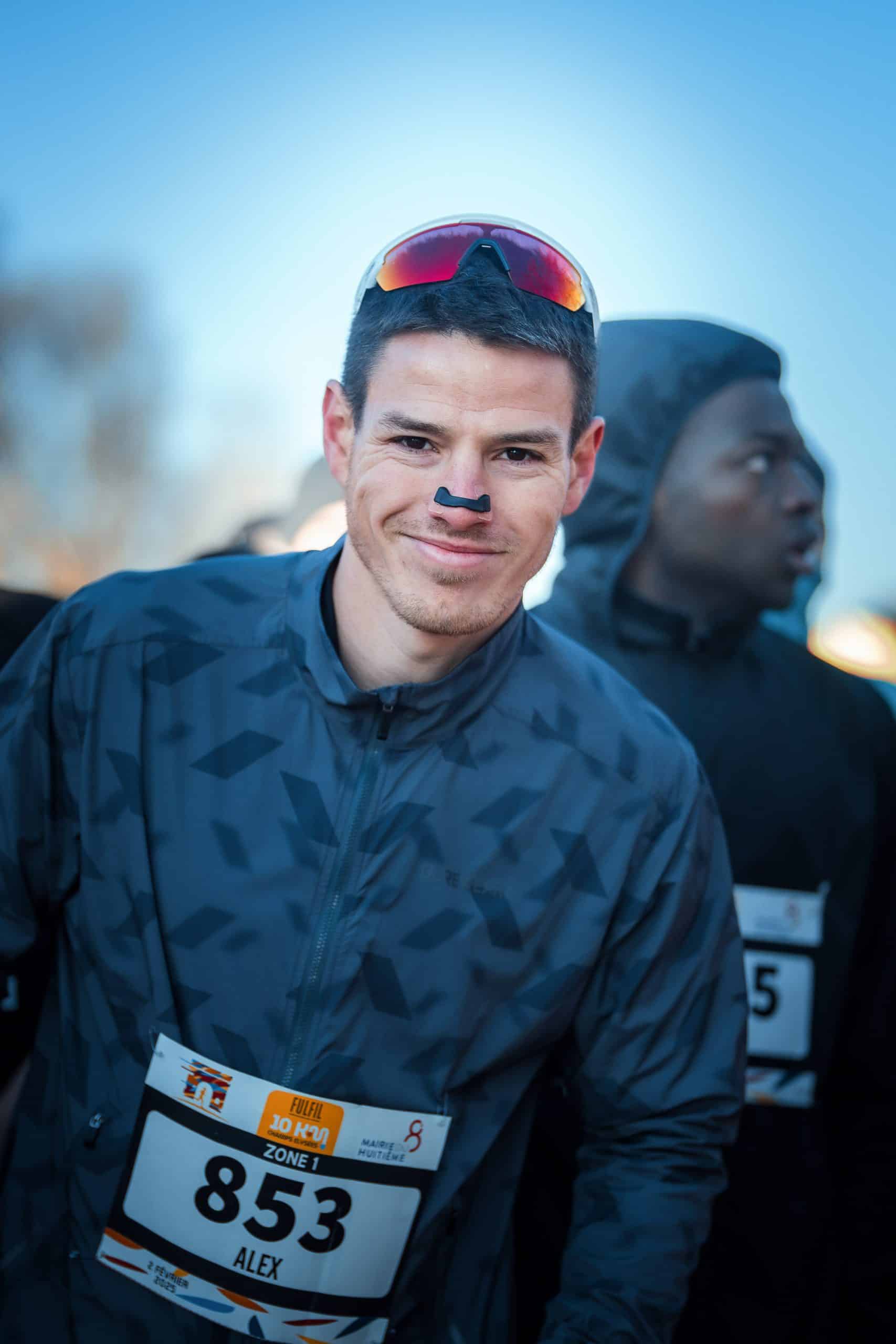 Courir, ce n’était pas votre truc. Pas envie au lycée, pas convaincu par vos amis, et votre sprint pour le bus suffisait largement. Puis un jour, vous vous y êtes mis, par défi, par besoin, peu importe. Aujourd’hui, vous êtes régulier, finisher. Mais vous êtes-vous déjà demandé pourquoi vous courez autant ?