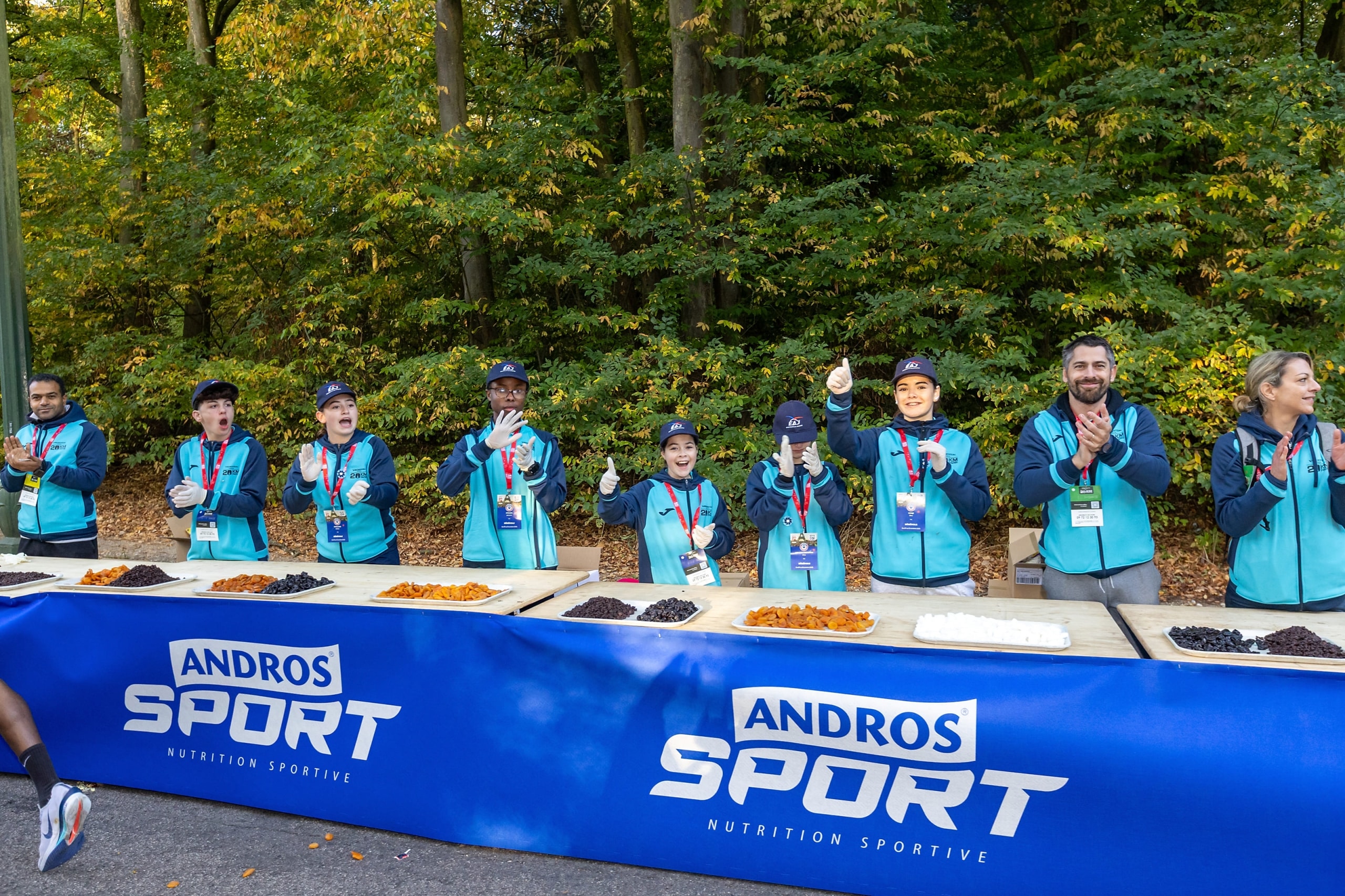 Les coureurs adorent débattre de la dernière chaussure à plaque carbone ou de la montre GPS la plus performante du marché. Mais il y a un sujet qu’ils abordent encore trop peu : la nutrition. Et pourtant, sur marathon, elle est aussi importante, voire plus, que le matériel. Un marathon, c’est 42,195 km. Pour le commun des mortels, ça représente plus de 4 heures d’effort continu. Et sans apport glucidique extérieur, le fameux mur vers le 30e km ne sera plus une légende... mais bien une réalité. Pour éviter le mur, il suffit juste de s’alimenter mieux ? La science est claire et unanime sur le sujet : un marathon se court avec des réserves énergétiques bien remplies. La nutrition est donc le carburant indispensable pour les coureurs et devient alors une variable aussi déterminante que l’entraînement ou les chaussures. Marathons.com vous explique tout en détail.
