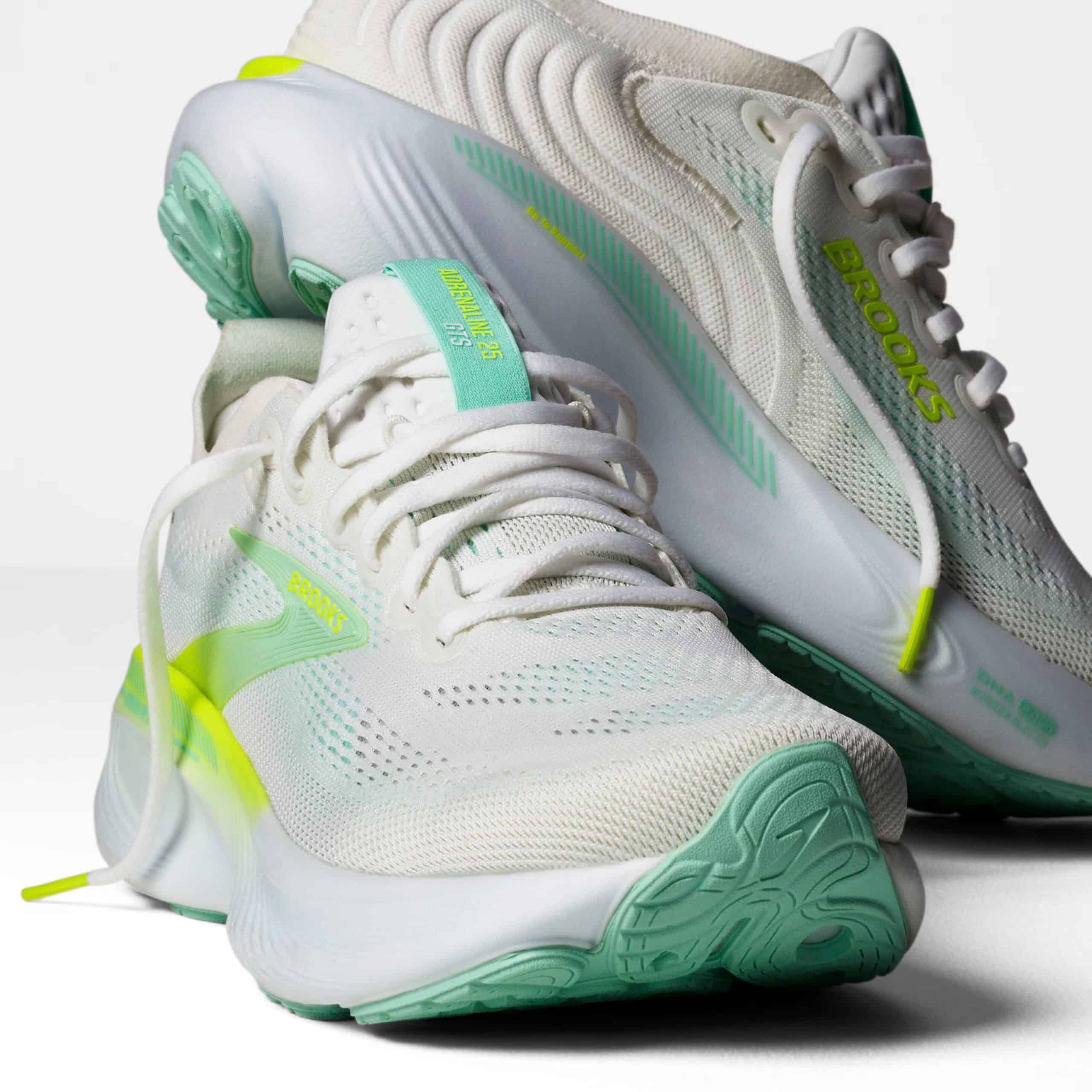 Brooks dévoile l’Adrenaline GTS 25, nouvelle version de son modèle iconique alliant amorti DNA LOFT v3, stabilité GuideRails® et confort revisité. Une chaussure fiable et polyvalente pour les footings du quotidien et les longues sorties. Disponible dès le 1er décembre, 160 €.
