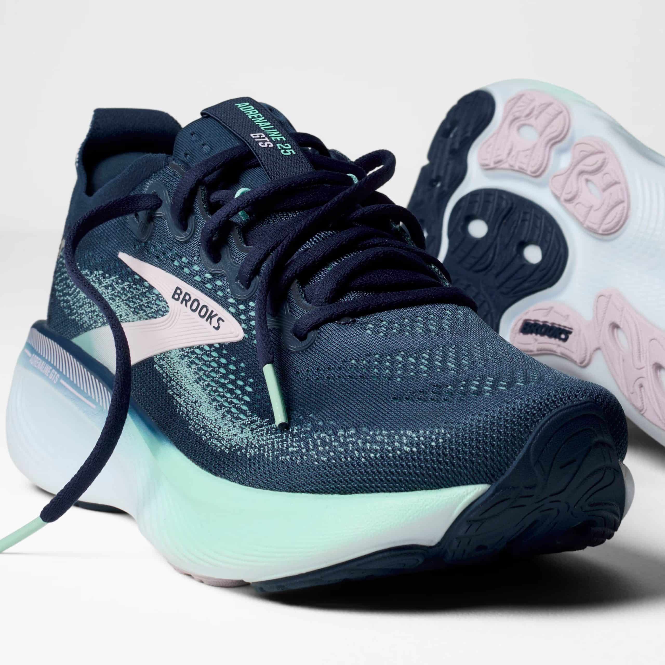 Brooks dévoile l’Adrenaline GTS 25, nouvelle version de son modèle iconique alliant amorti DNA LOFT v3, stabilité GuideRails® et confort revisité. Une chaussure fiable et polyvalente pour les footings du quotidien et les longues sorties. Disponible dès le 1er décembre, 160 €.