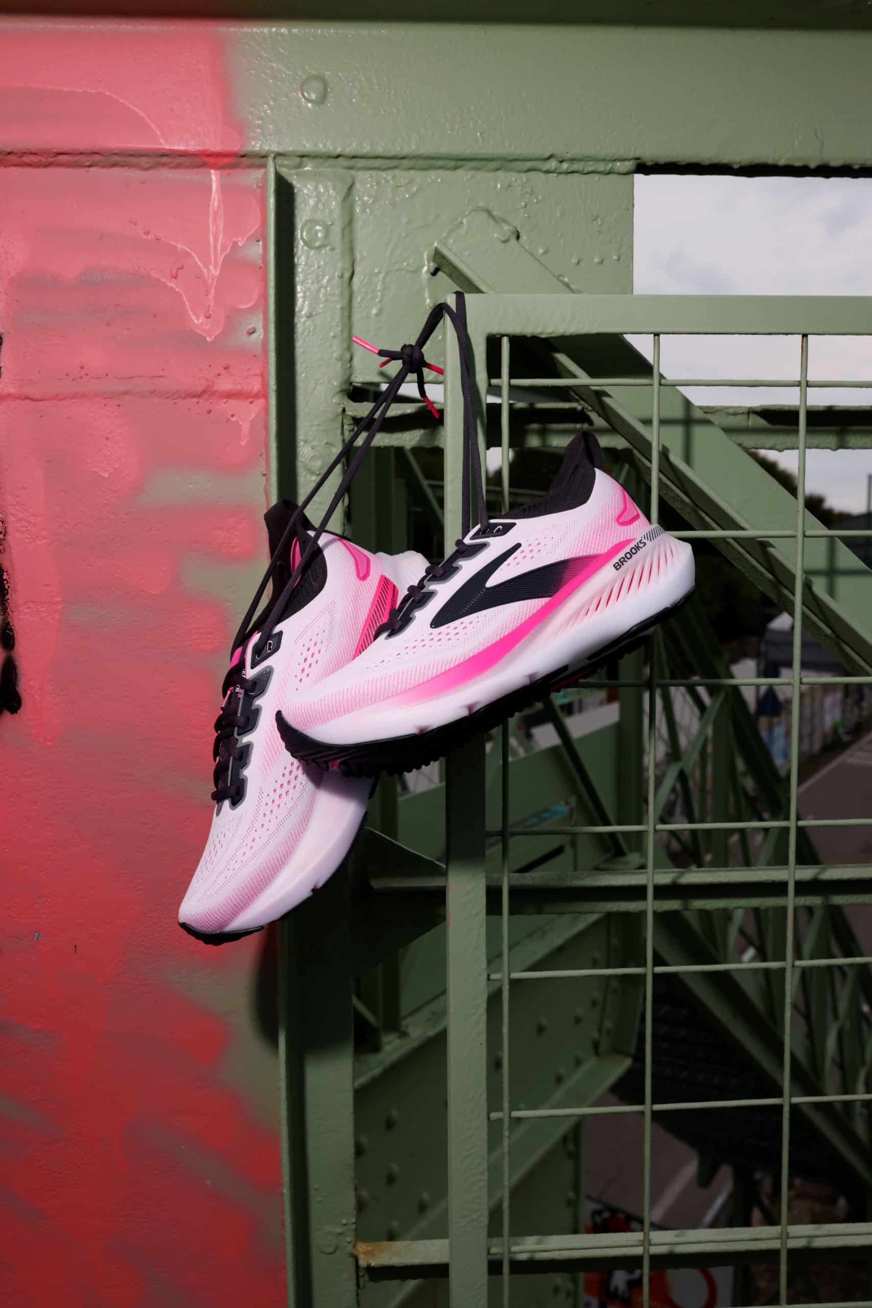 Brooks dévoile les Glycerin 23 et Glycerin GTS 23, deux chaussures de running confort premium pensées pour courir longtemps. Nouvelle mousse DNA Tuned, version neutre ou avec soutien GuideRails, pour aider chaque coureur à bouger au quotidien.