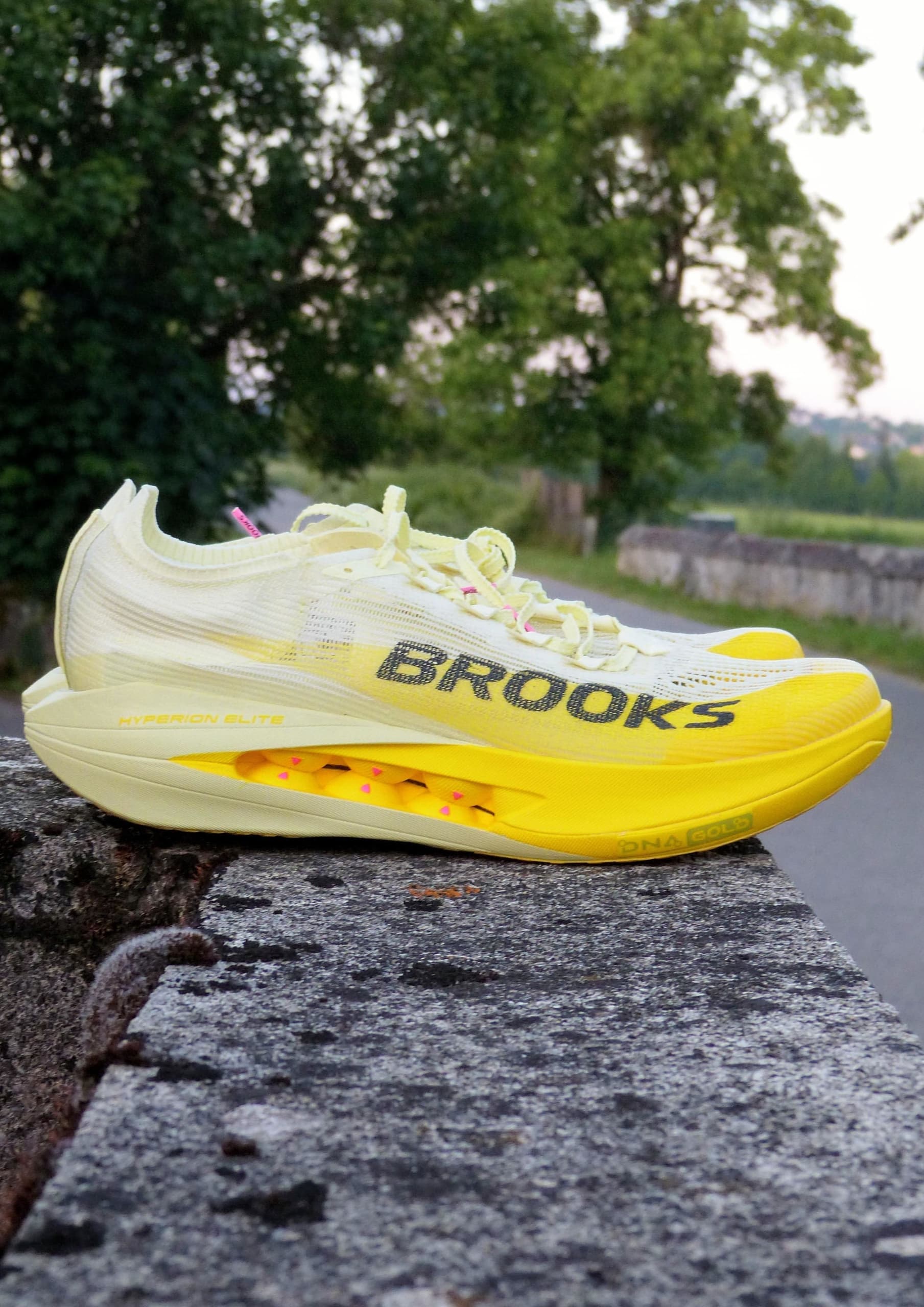 Test complet de la Brooks Hyperion Elite 5 après 100 km : plaque carbone, mousse DNA GOLD, performance en course et comparaison avec la concurrence.