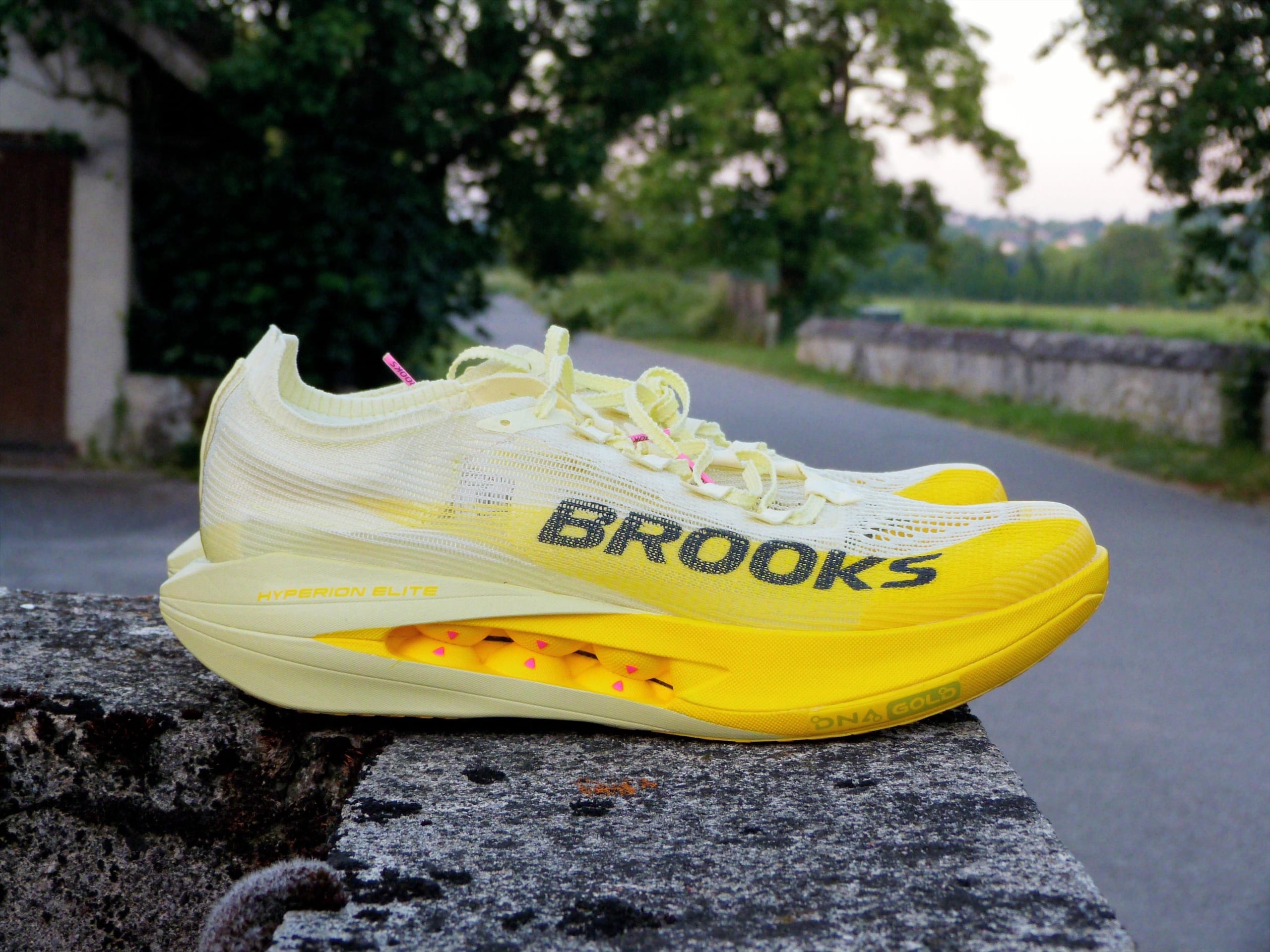 Test complet de la Brooks Hyperion Elite 5 après 100 km : plaque carbone, mousse DNA GOLD, performance en course et comparaison avec la concurrence.