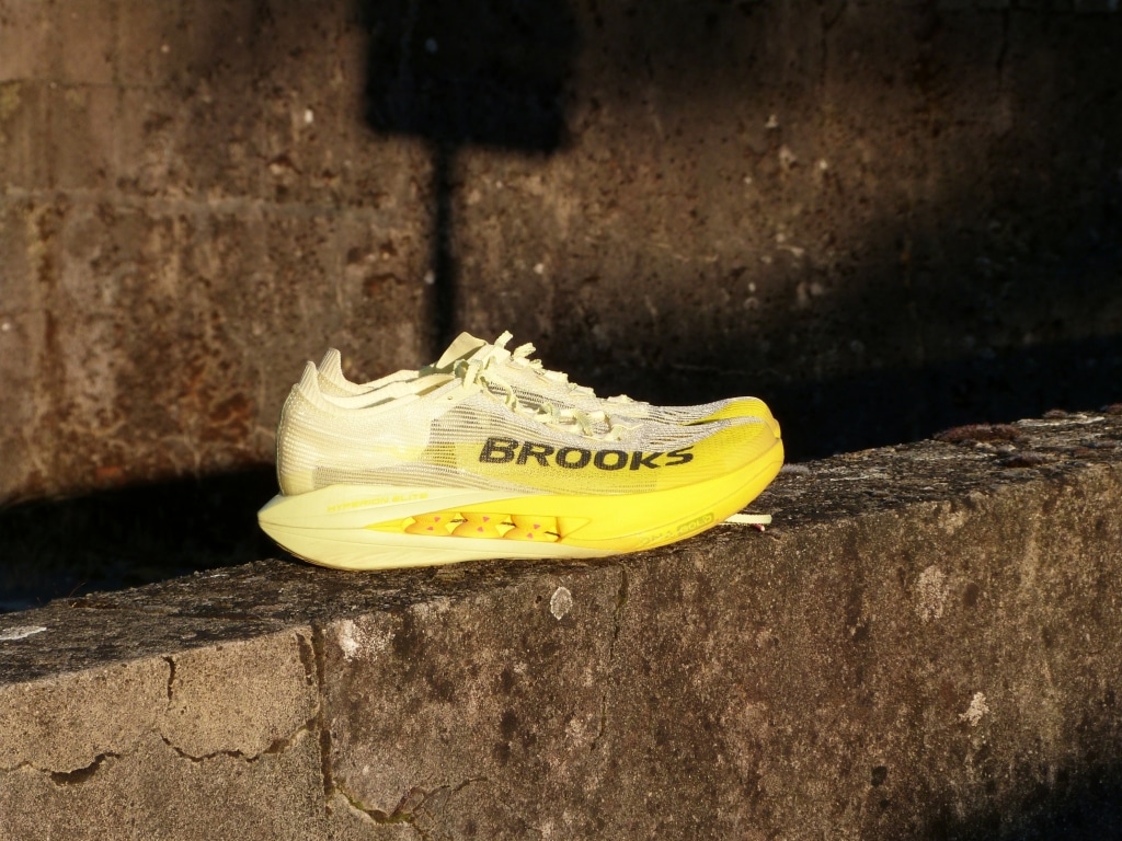 Test complet de la Brooks Hyperion Elite 5 après 100 km : plaque carbone, mousse DNA GOLD, performance en course et comparaison avec la concurrence.