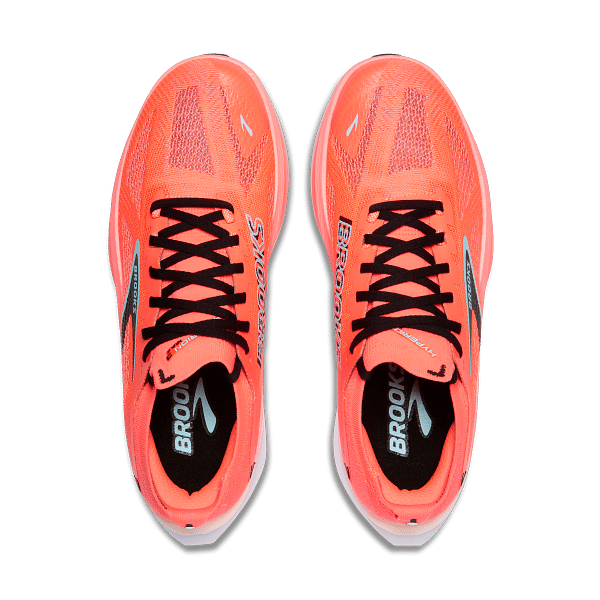 Avec la nouvelle Hyperion Max 3, Brooks propose un modèle pensé pour les coureurs qui veulent retrouver tout ce qui fait de mieux dans une seule et même chaussure : vitesse, confort et récupération. Un pari ambitieux, mais largement réussi avec cette troisième version qui s’impose déjà comme l’une des supertrainers les plus performantes du marché.