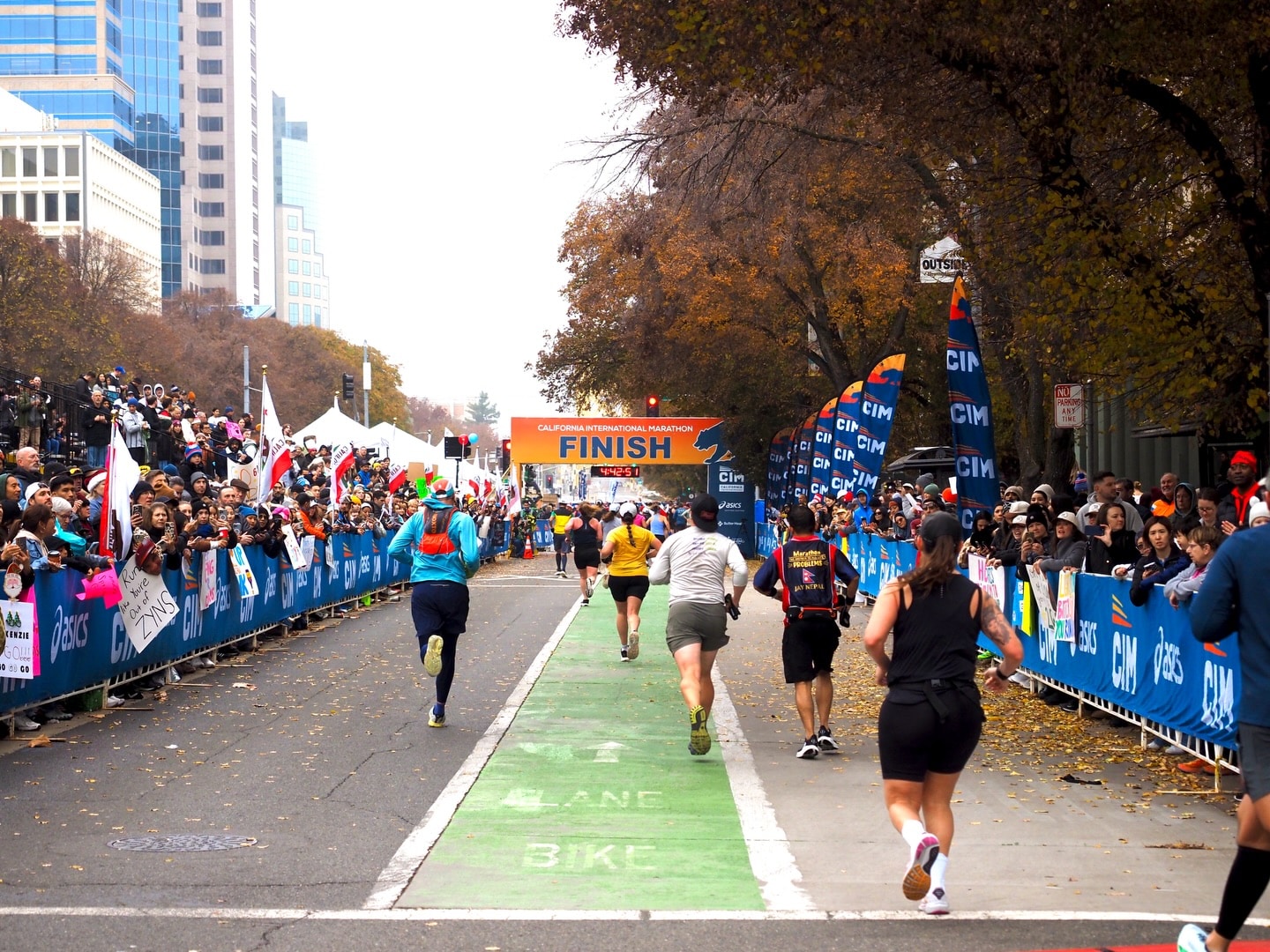 Découvrez les résultats du California International Marathon 2025 : victoires de Molly Born et Futsum Zienasellassie, pluie de qualifications pour les Trials LA 2028, et performance exceptionnelle de Courtney Dauwalter en 2h38. Une édition historique du CIM, véritable machine à records aux États-Unis.