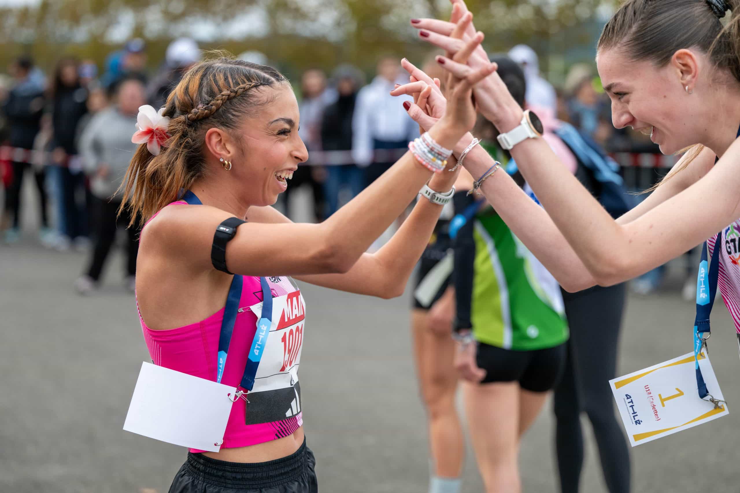 Ambiance particulière sur ce championnat de France de 5km : pas d’arche d’arrivée, pas de banderoles, pas de pancartes… Le vent est bel et bien venu jouer le trouble-fête aux Championnats de France de 5 km ce dimanche 26 octobre à Fréjus. Si les organisateurs ont pensé à annuler l’évènement suite au passage de la tempête Benjamin et les risques de rafales de vent violentes ce dimanche, ce championnat a finalement bien pu avoir lieu mais des adaptations étaient de mises afin d’assurer la sécurité des personnes sur le site. Face à des conditions plus propices à du sport de voile que de la course à pied, c’est Camille Place et Pierrick Jocteur-Monrozier qui glanent la médaille d’or sur les courses Élites de ce championnat.
