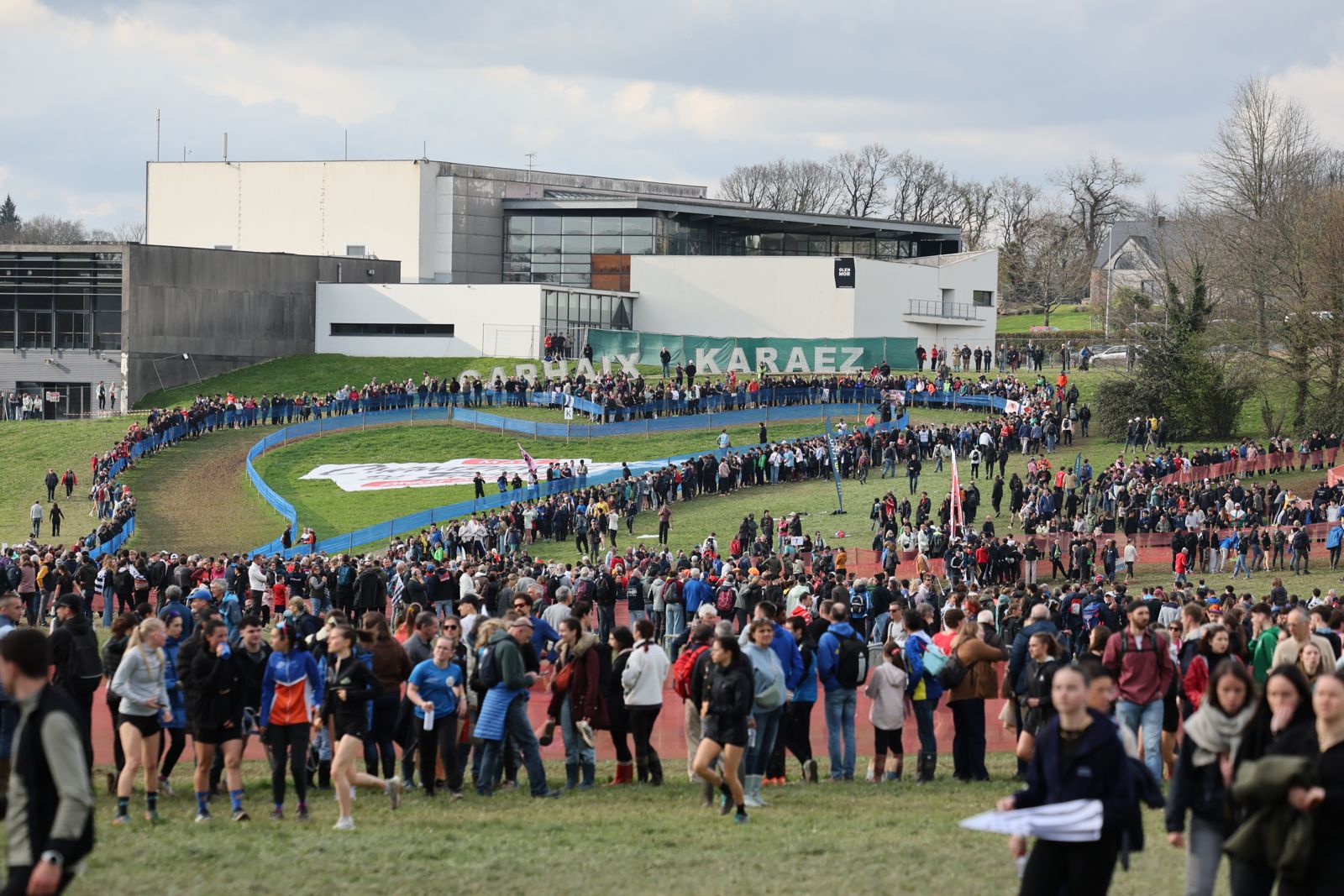 Les Championnats de France de cross-country 2026 à Carhaix (Bretagne) ont couronné Félix Bour et Margot Dajoux en Elite.