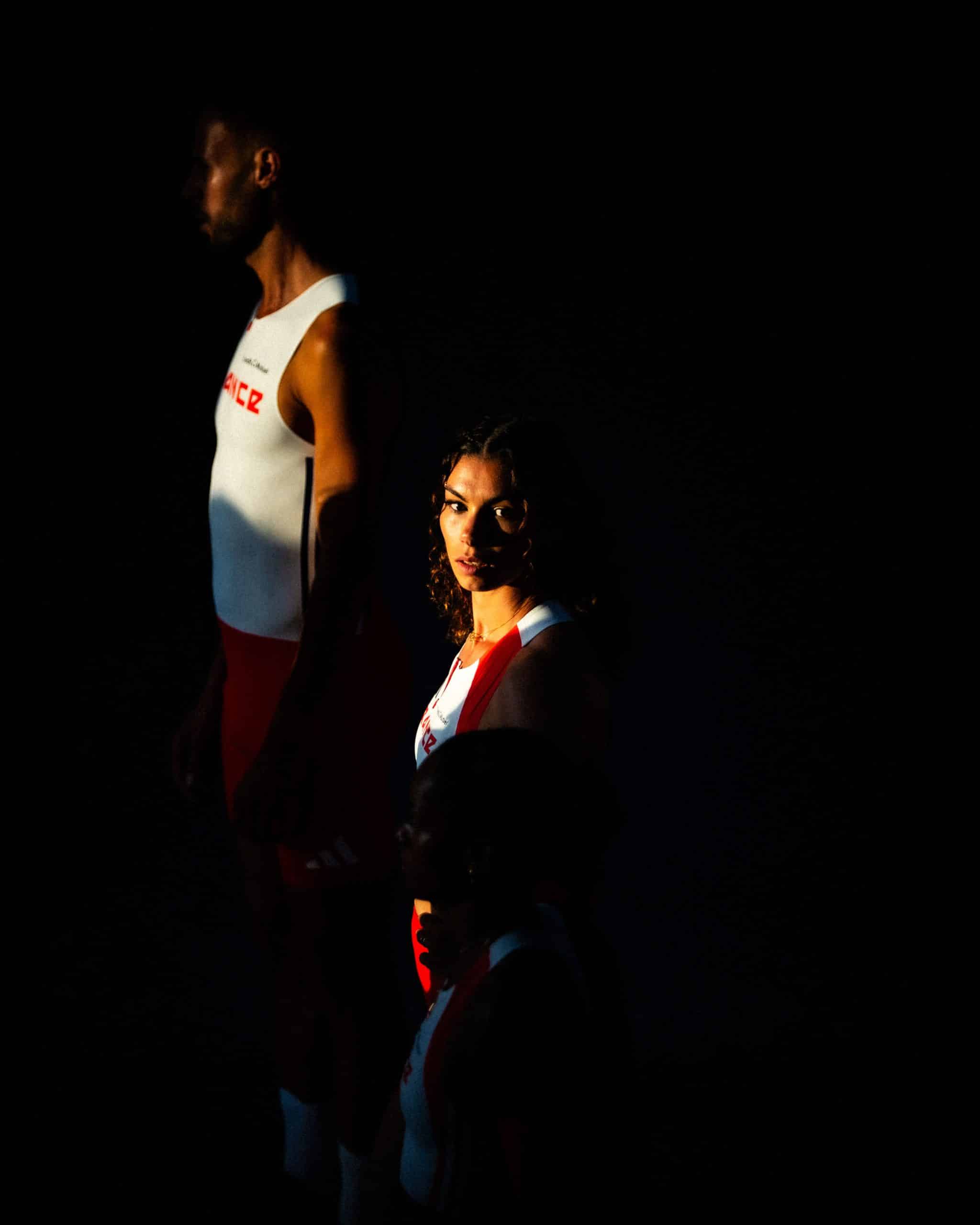 À deux jours du coup d’envoi des Championnats du Monde d’Athlétisme de Tokyo (13 au 21 septembre 2025), adidas a dévoilé la collection que porteront les athlètes français. La célèbre marque aux 3 bandes lance une ligne pleine de style et d’innovation. Un vrai mélange de design symbolique tricolore et de technologie pour la haute performance, conçu pour accompagner les Bleus dans leur quête de médailles au cœur du stade national japonais.