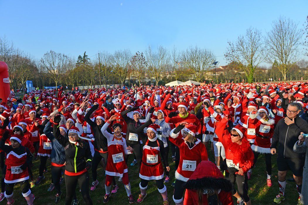 Ce dimanche 14 décembre, Toulouse a vu déferler des milliers de Père Noël dans ses rues à l'occasion de Corrida de Noël 2025.