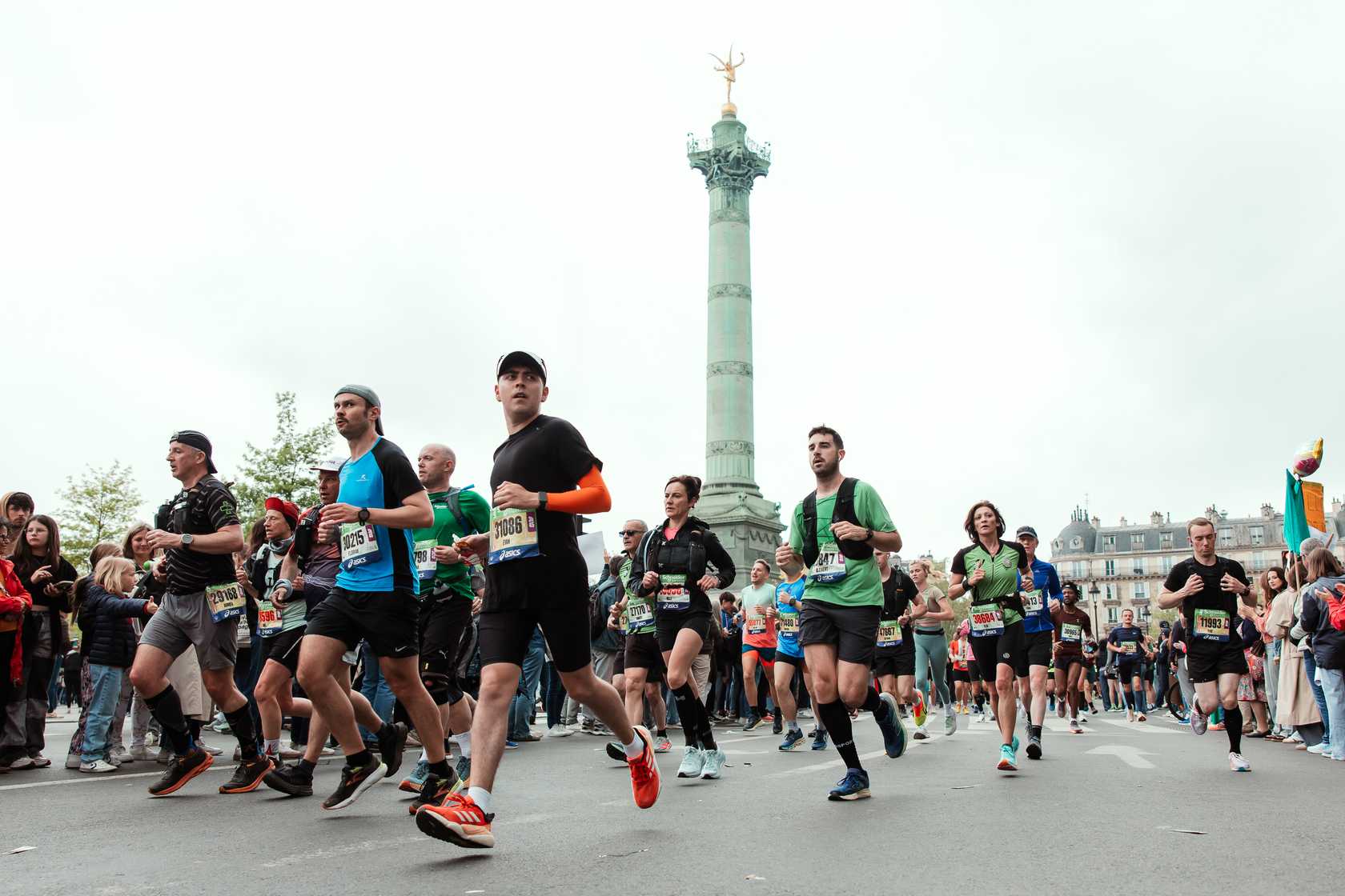 Sans montre, sans musique, sans appli : courir sans technologie séduit. Et si c’était la meilleure façon de retrouver le plaisir de courir ?