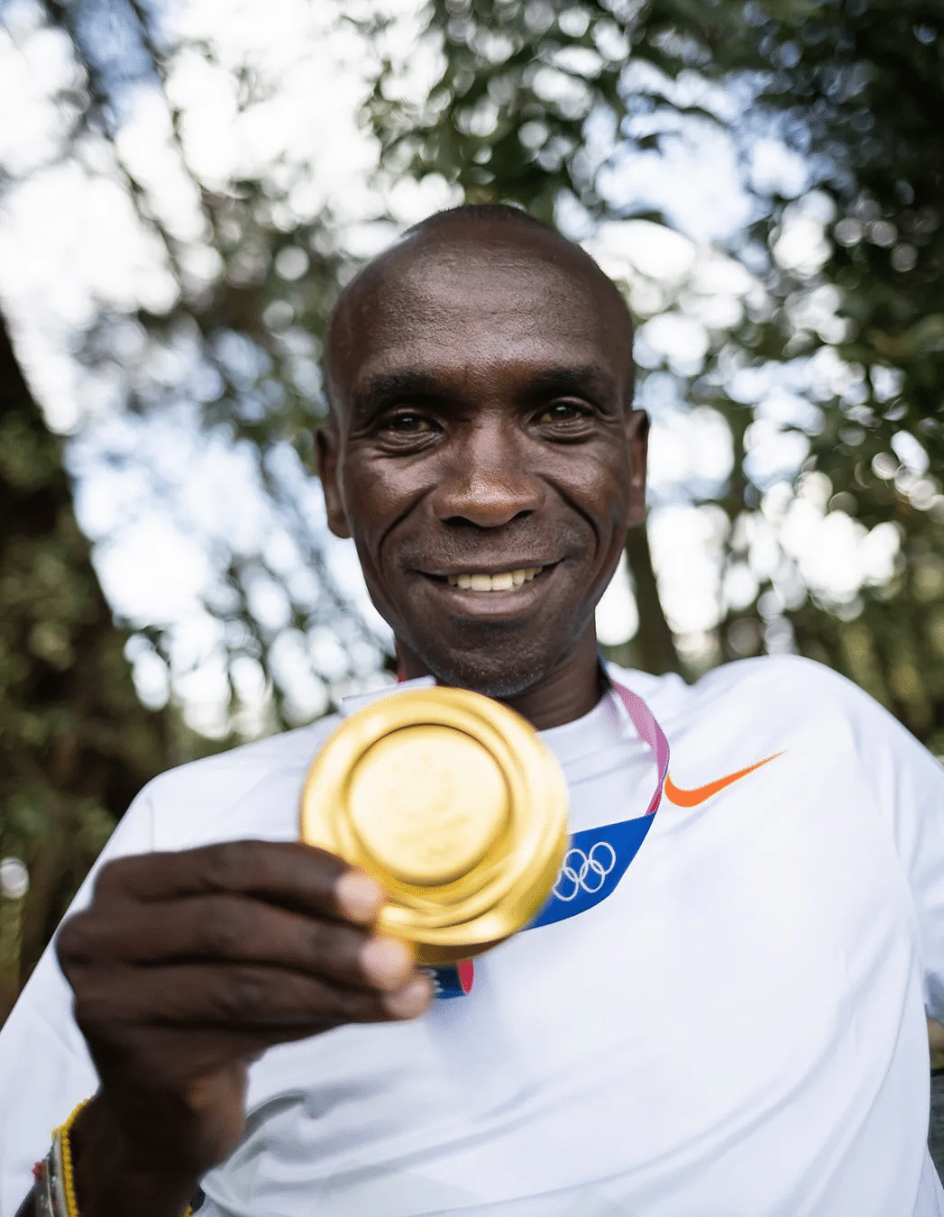Eliud Kipchoge tire sa révérence sur les grands marathons et lance un nouveau défi : courir sept marathons sur sept continents pour inspirer le monde et soutenir sa fondation.