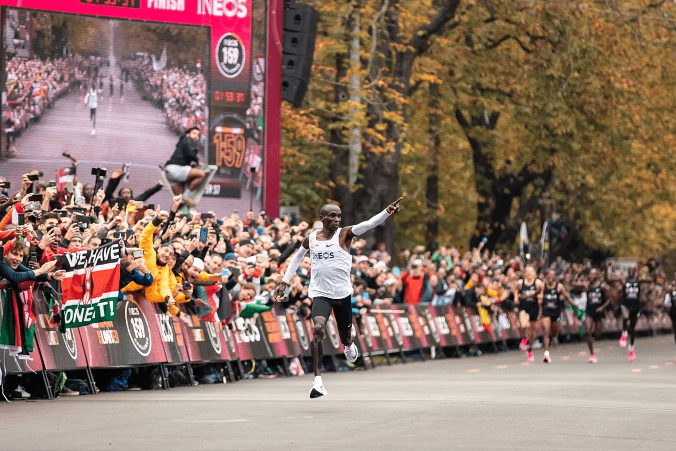 Eliud Kipchoge tire sa révérence sur les grands marathons et lance un nouveau défi : courir sept marathons sur sept continents pour inspirer le monde et soutenir sa fondation.