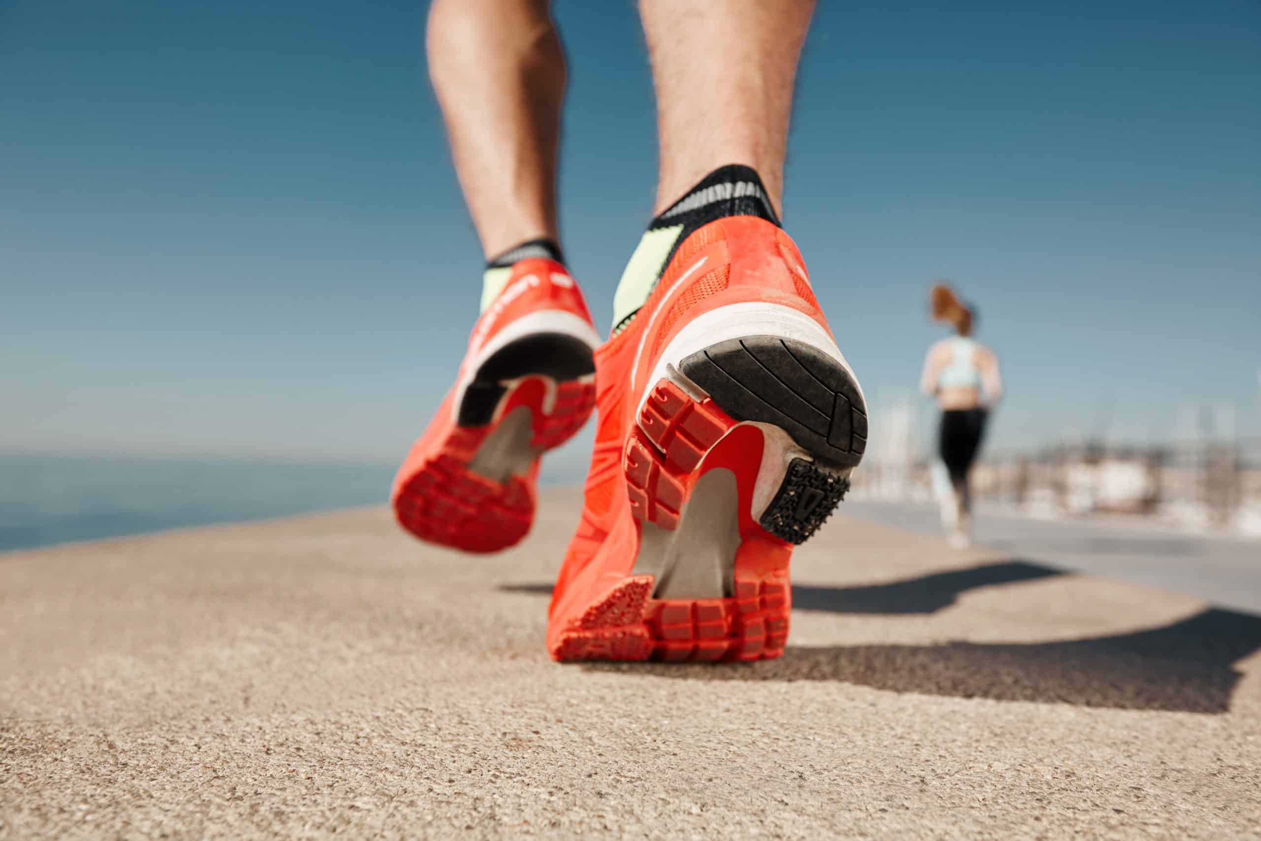 Dès l’arrivée ou le lendemain d'une course, certains runners misent sur une routine douce qui peut favoriser la récupération. Décryptage.
