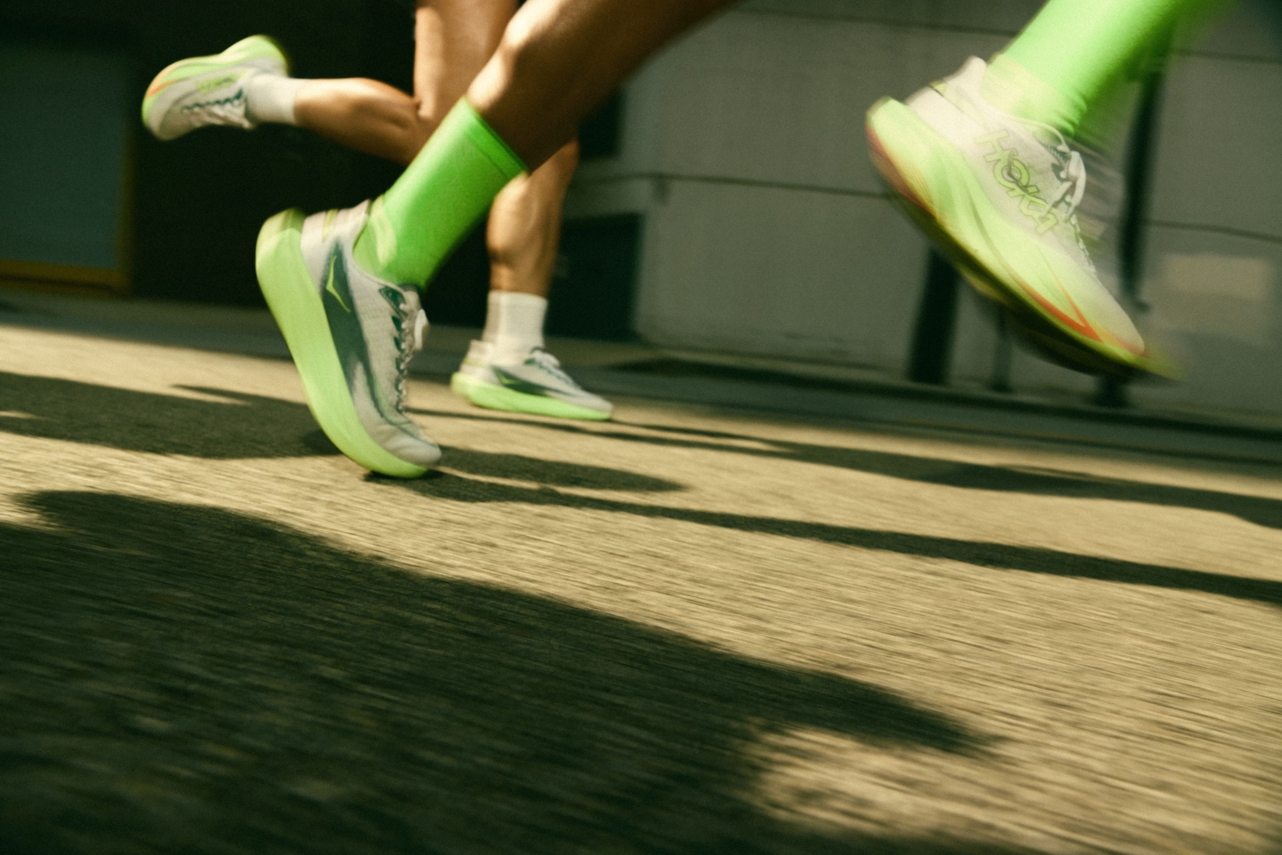 HOKA dévoile la Mach 7, une daily trainer légère et dynamique pensée pour les runs du quotidien et les entraînements de vitesse. Avec sa mousse EVA supercritique, son upper respirant et son poids plume, elle s’impose comme l’une des chaussures d’entraînement les plus polyvalentes du marché.