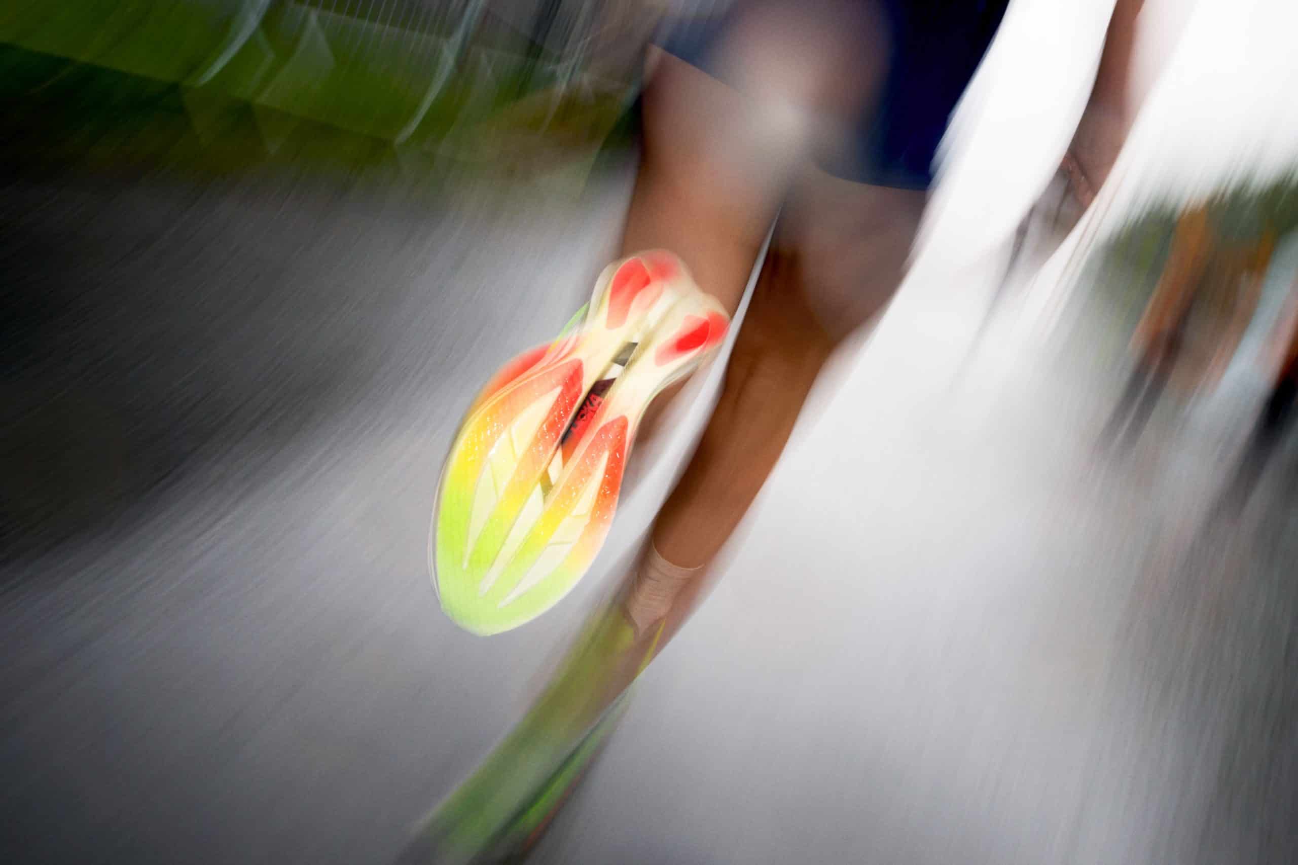 HOKA dévoile la Cielo X1 3.0, sa chaussure carbone la plus légère et la plus agressive à ce jour. Mousse PEBA ultra-réactive, plaque carbone, rocker prononcé et stabilité améliorée : une super-chaussure pensée pour la compétition du 5 km au marathon.