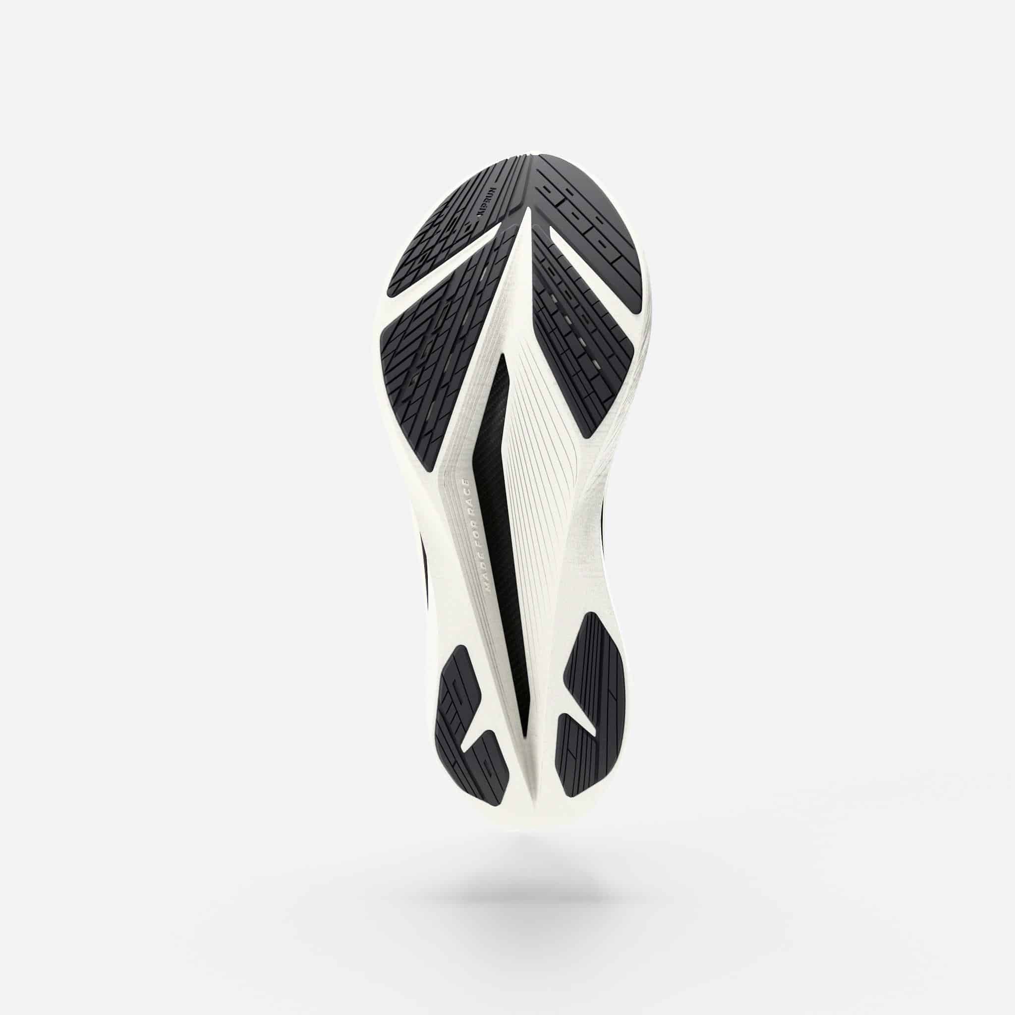 KIPRUN dévoile la KIPSTORM ELITE, sa nouvelle chaussure carbone dédiée au marathon. Nouvelle mousse A-TPU, plaque carbone repensée et confort amélioré : une évolution majeure qui remplace la KD900X LD+ et confirme les grandes ambitions de la marque française.