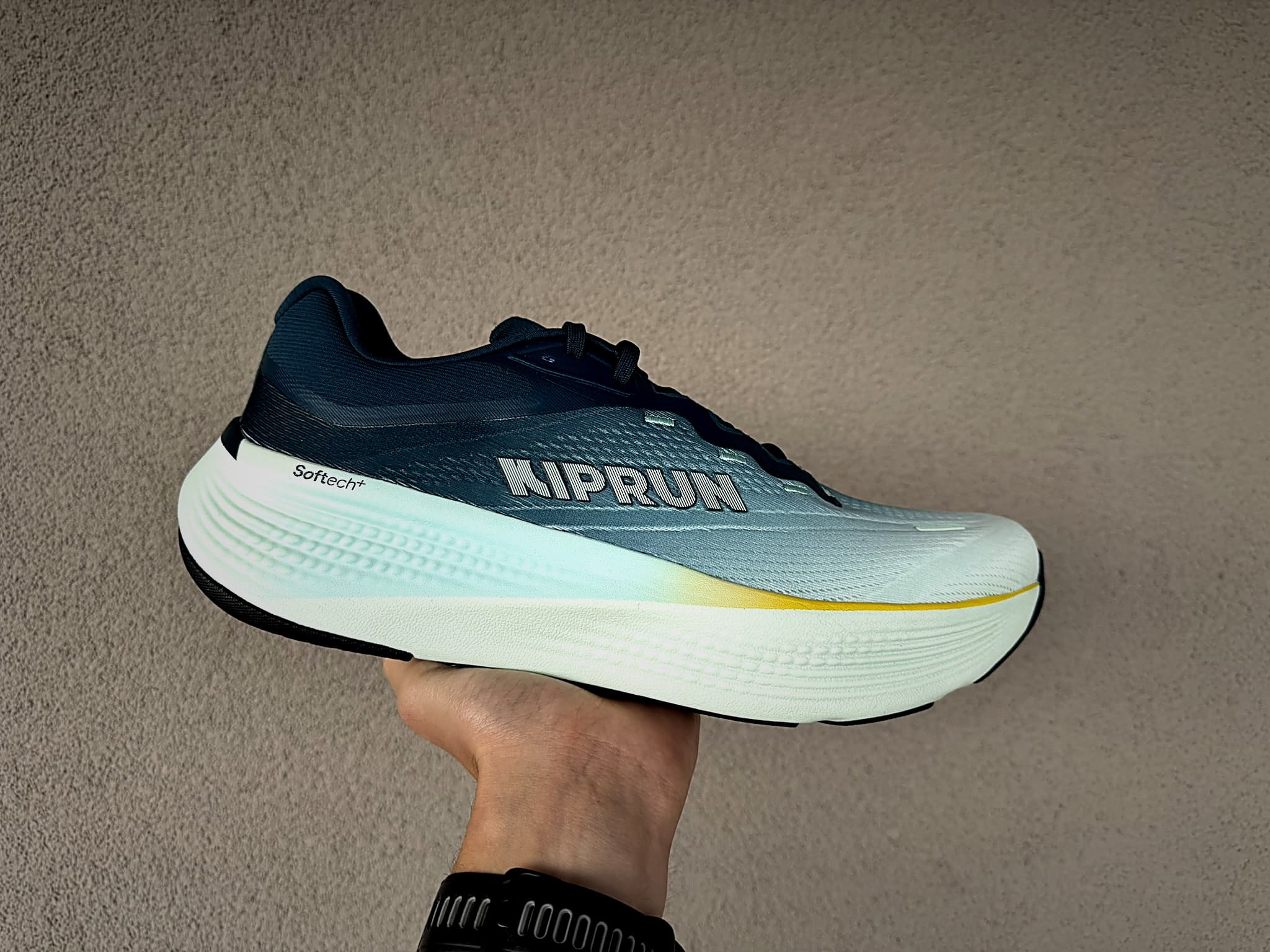 Test de la Kiprun Kipride Max après 100 km : confort, amorti maximal, performance et rapport qualité-prix. Notre avis complet sur ce daily trainer signé Kiprun.