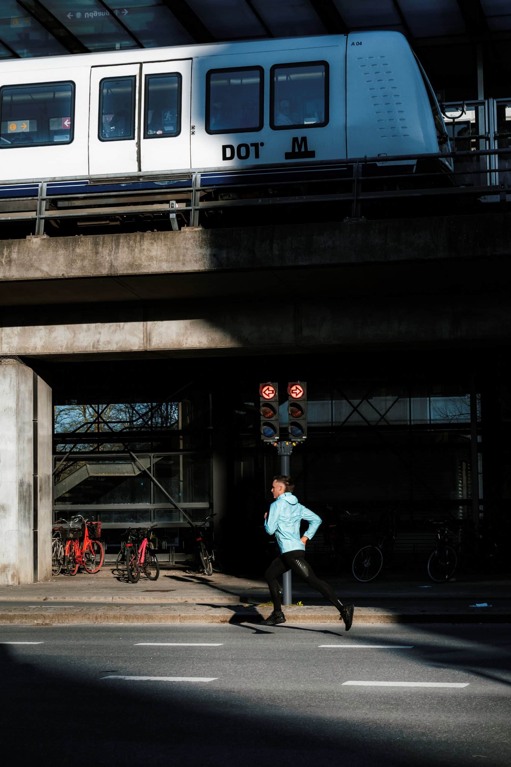 On connaissait déjà Kiprun pour ses innovations chaussures à la pointe de la technologie. Aujourd’hui, c’est du côté du textile que ça bouge. La marque running de Decathlon continue sa montée en puissance avec la sortie d’un collant révolutionnaire : le Run Compress 900 RHEON. Ce collant de running nouvelle génération, développé en collaboration avec les ingénieurs londoniens de RHEON LABS®, promet de changer la donne pour les coureurs en quête de performance, sur les sentiers comme sur la route.