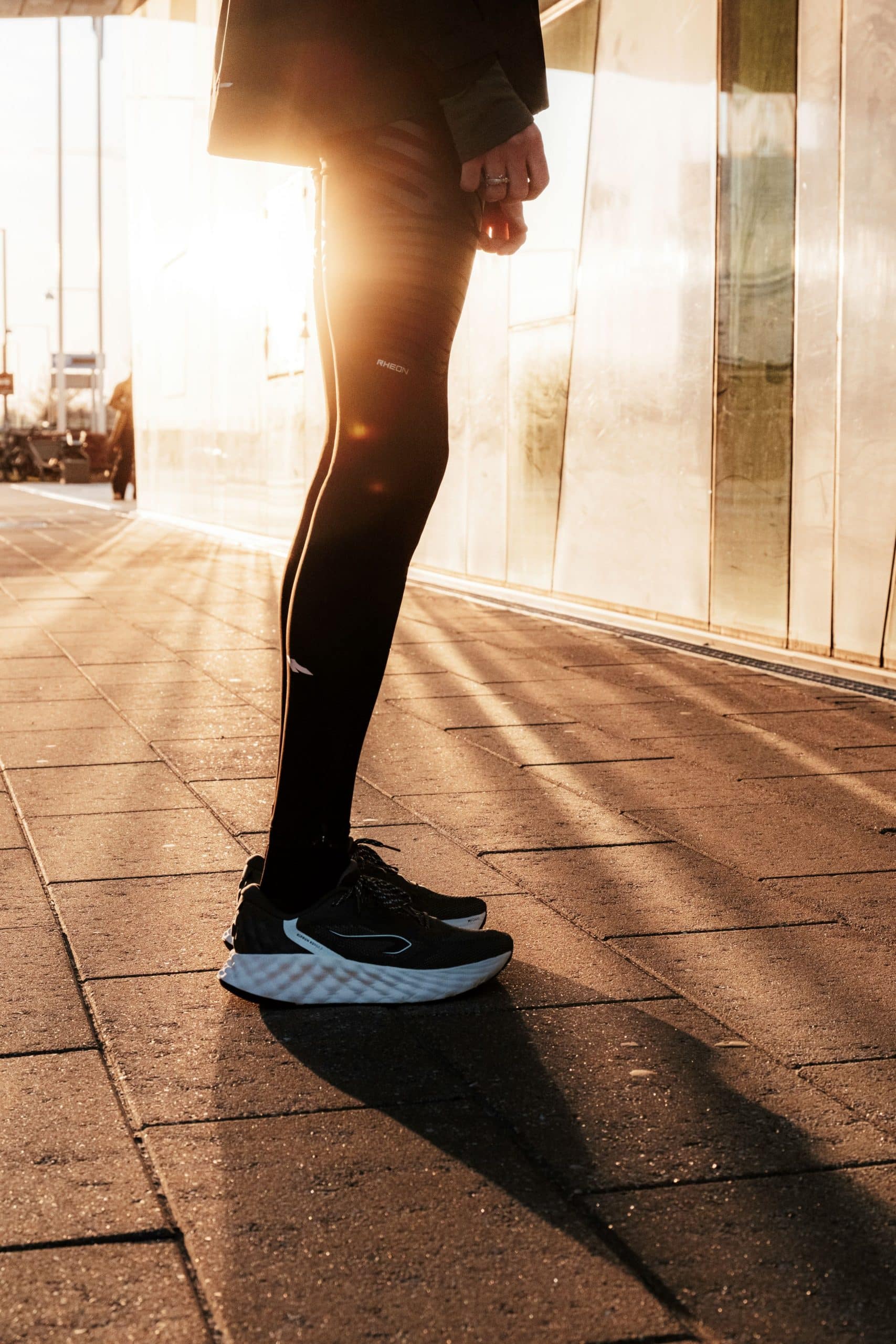 On connaissait déjà Kiprun pour ses innovations chaussures à la pointe de la technologie. Aujourd’hui, c’est du côté du textile que ça bouge. La marque running de Decathlon continue sa montée en puissance avec la sortie d’un collant révolutionnaire : le Run Compress 900 RHEON. Ce collant de running nouvelle génération, développé en collaboration avec les ingénieurs londoniens de RHEON LABS®, promet de changer la donne pour les coureurs en quête de performance, sur les sentiers comme sur la route.