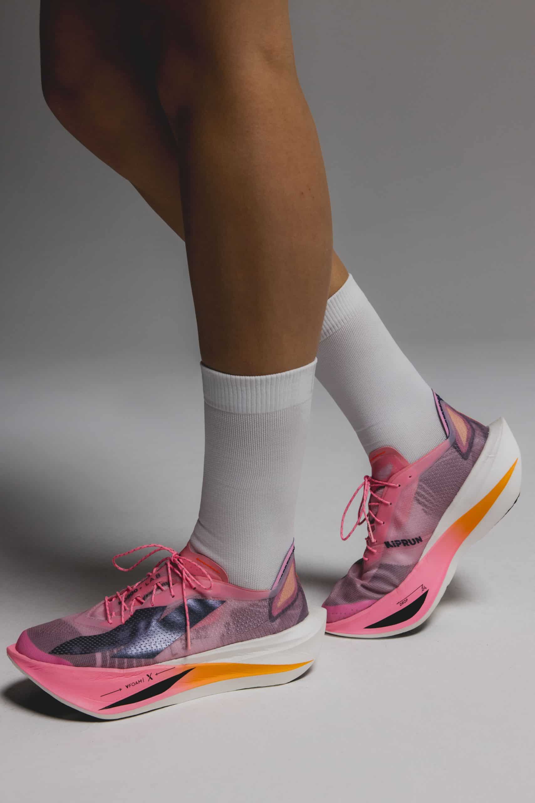 Si vous suivez l’actualité running, vous n’avez pas pu passer à côté de l’exploit de Jimmy Gressier au 5 km de Lille en début d'année. Un chrono hallucinant de 12'57, synonyme de nouveau record d'Europe, et aux pieds, une paire encore inconnue du grand public : la Kipstorm Lab. Nouveau fleuron technologique de la gamme carbone de Kiprun, cette chaussure au coloris rose ne passe pas inaperçue.