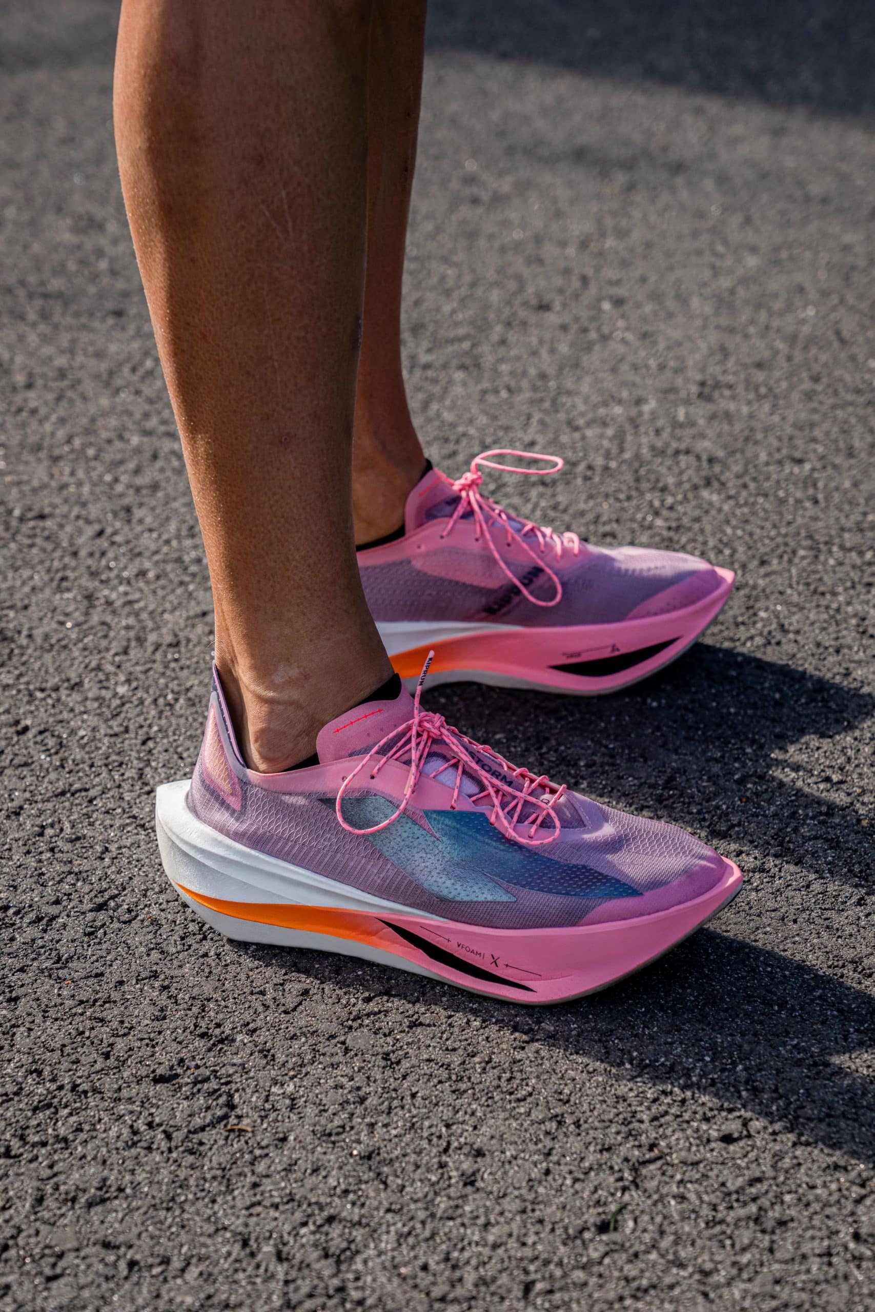 Si vous suivez l’actualité running, vous n’avez pas pu passer à côté de l’exploit de Jimmy Gressier au 5 km de Lille en début d'année. Un chrono hallucinant de 12'57, synonyme de nouveau record d'Europe, et aux pieds, une paire encore inconnue du grand public : la Kipstorm Lab. Nouveau fleuron technologique de la gamme carbone de Kiprun, cette chaussure au coloris rose ne passe pas inaperçue.