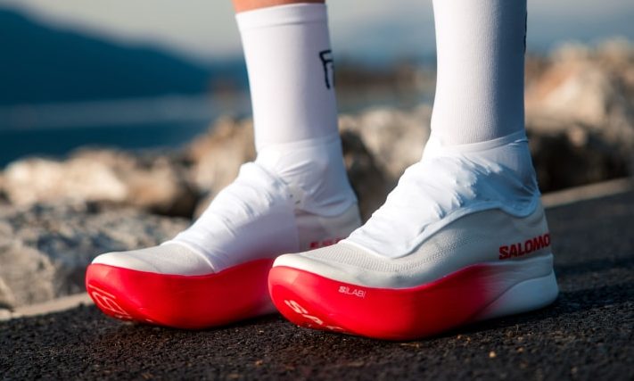 La sortie de la nouvelle chaussure carbone n’est pas passée inaperçue. Après un lancement du côté de Paris et une campagne axée autour d’images en soufflerie dignes des plus grandes équipes de cyclisme, la nouvelle Salomon S/LAB Phantasm 3 donne un nouvel élan à la marque alpine dans l’univers du road running. Si Salomon a su s’imposer comme l’un des leaders dans l’outdoor, il leur fallait encore améliorer leur produit sur la route. Avec cette troisième version de la Phantasm, Salomon se repositionne aux côtés des meilleurs modèles de chaussures à plaque carbone du marché. Nous avons pris le temps de tester la Salomon S/LAB Phantasm 3 sur plusieurs séances, et voici nos retours.