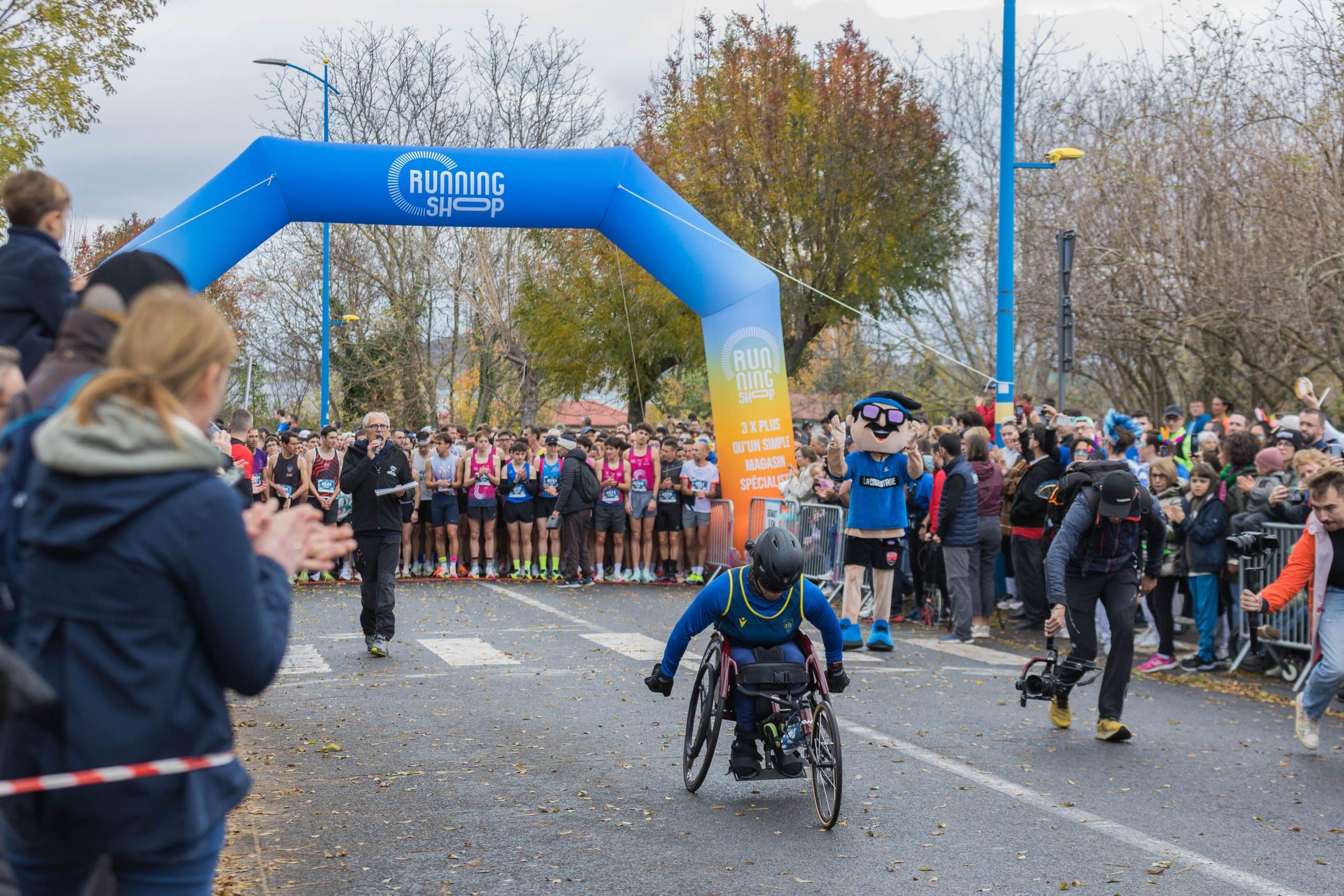 Pour sa 9e édition, le 2 novembre dernier, la Courstache à Aubière, à deux pas de Clermont-Ferrand (Puy-de-Dôme) a rassemblé près de 6500 participants. 10 km, 5 km et 5 km loisirs ont fait le bonheur des coureurs, qu’ils soient élite ou débutants. Un record d’affluence pour cet événement solidaire et caritatif contre les cancers masculins.