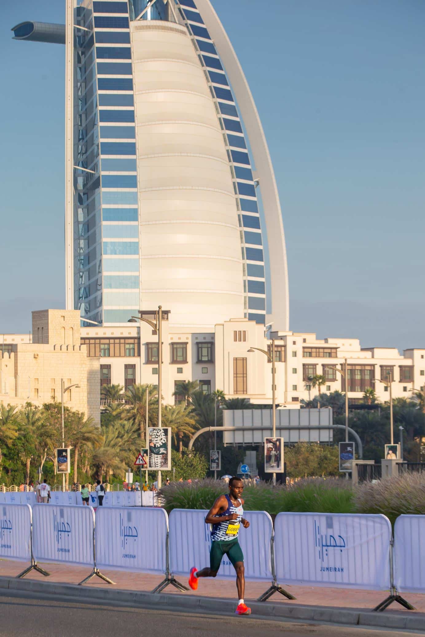 Comment s’inscrire au Marathon de Dubaï ? Dates d’inscription, prix du dossard, modalités, agences de voyage, parcours, records et infos pratiques sur l’un des marathons les plus rapides du monde.