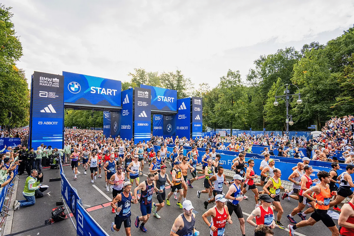 Quelques jours après l’arrivée, les jambes ont retrouvé un peu de fraîcheur. Mais les chiffres, eux, continuent de courir dans toutes les conversations. Le 21 septembre dernier, le Marathon de Berlin a écrit une nouvelle page de son histoire. Une 51e édition marquée par une chaleur inattendue, 27°C au plus fort de la journée, une température qui a mis les organismes à rude épreuve. Pourtant, Berlin reste Berlin : une machine à chronos, un rendez-vous majeur du calendrier running où se croisent l’élite mondiale et des dizaines de milliers de passionnés. Retour en chiffres sur une édition historique.