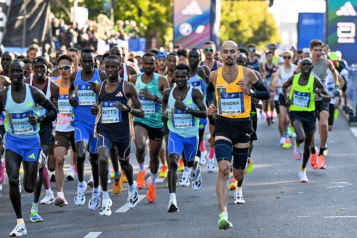 Le Marathon de Berlin 2025 se tiendra le dimanche 21 septembre. C’est l’un des rendez-vous majeurs de la saison des marathons, réputé pour être le marathon le plus rapide du monde. Avec son tracé plat et roulant, la capitale allemande a vu tomber pas moins de 13 records du monde, et l’édition 2025 promet encore un spectacle de très haut niveau avec Sabastian Sawe, Milkesa Mengesha, Rosemary Wanjiru et bien d’autres stars au départ.