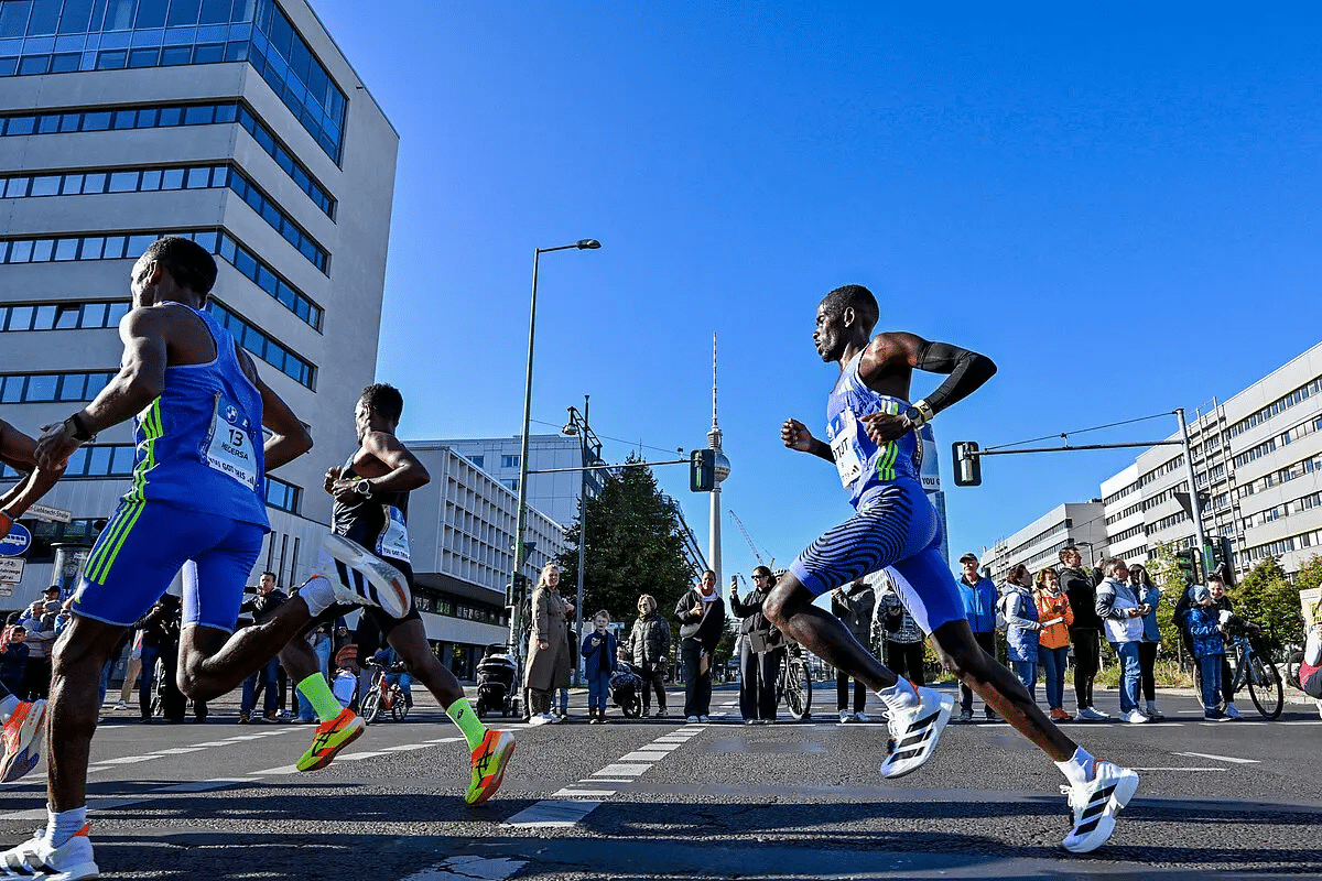 Le Marathon de Berlin 2025 se tiendra le dimanche 21 septembre. C’est l’un des rendez-vous majeurs de la saison des marathons, réputé pour être le marathon le plus rapide du monde. Avec son tracé plat et roulant, la capitale allemande a vu tomber pas moins de 13 records du monde, et l’édition 2025 promet encore un spectacle de très haut niveau avec Sabastian Sawe, Milkesa Mengesha, Rosemary Wanjiru et bien d’autres stars au départ.